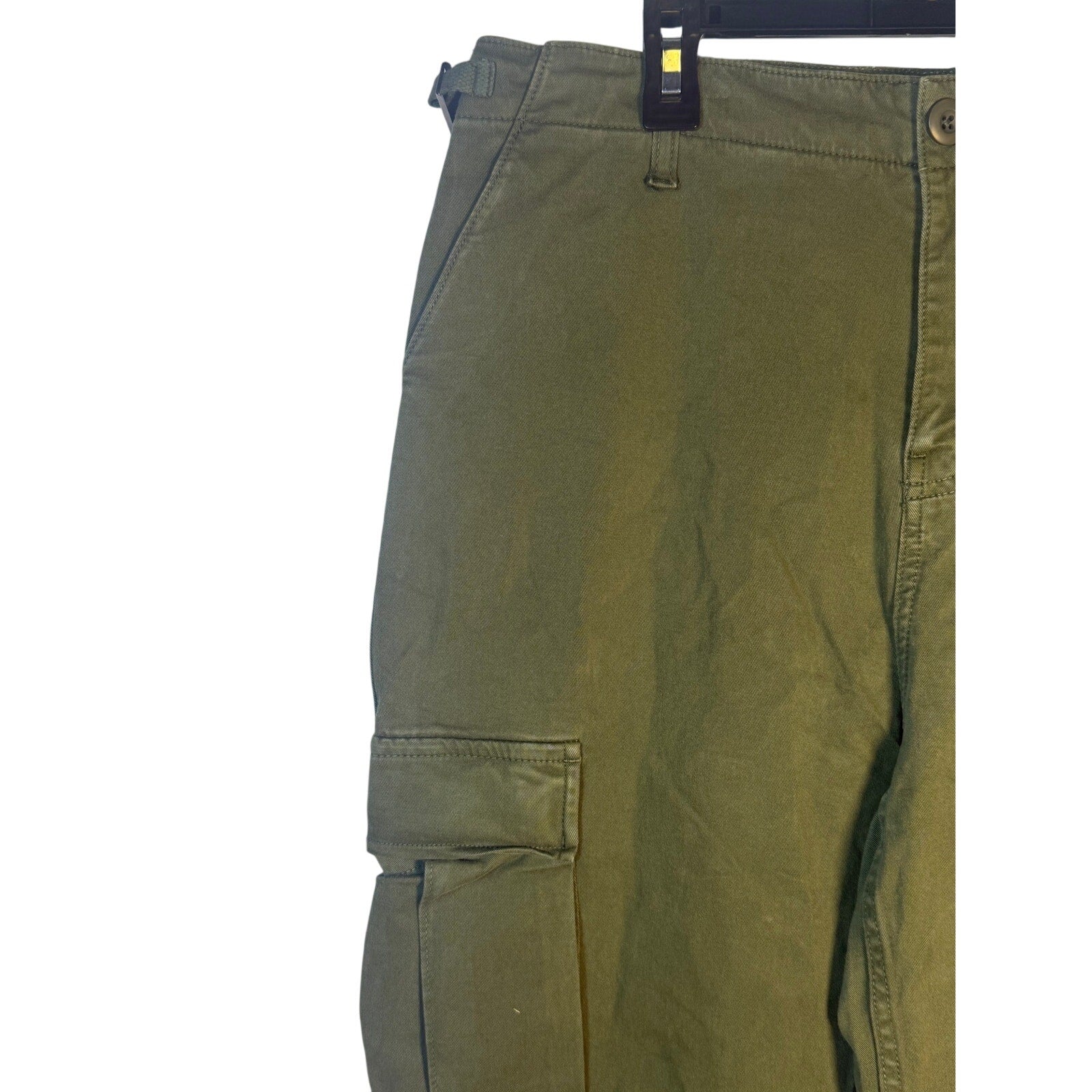 Good American fatigue cargo pants in olive green, size 8, featuring multiple pockets and a relaxed fit.