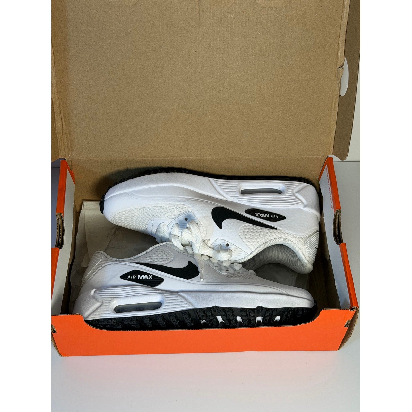 Nike Air Max 90 G golf shoes in white and black for men’s size 4 and women’s size 5.5, featuring sporty design and comfort.