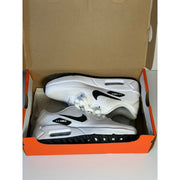 Nike Air Max 90 G golf shoes in white and black for men’s size 4 and women’s size 5.5, featuring sporty design and comfort.