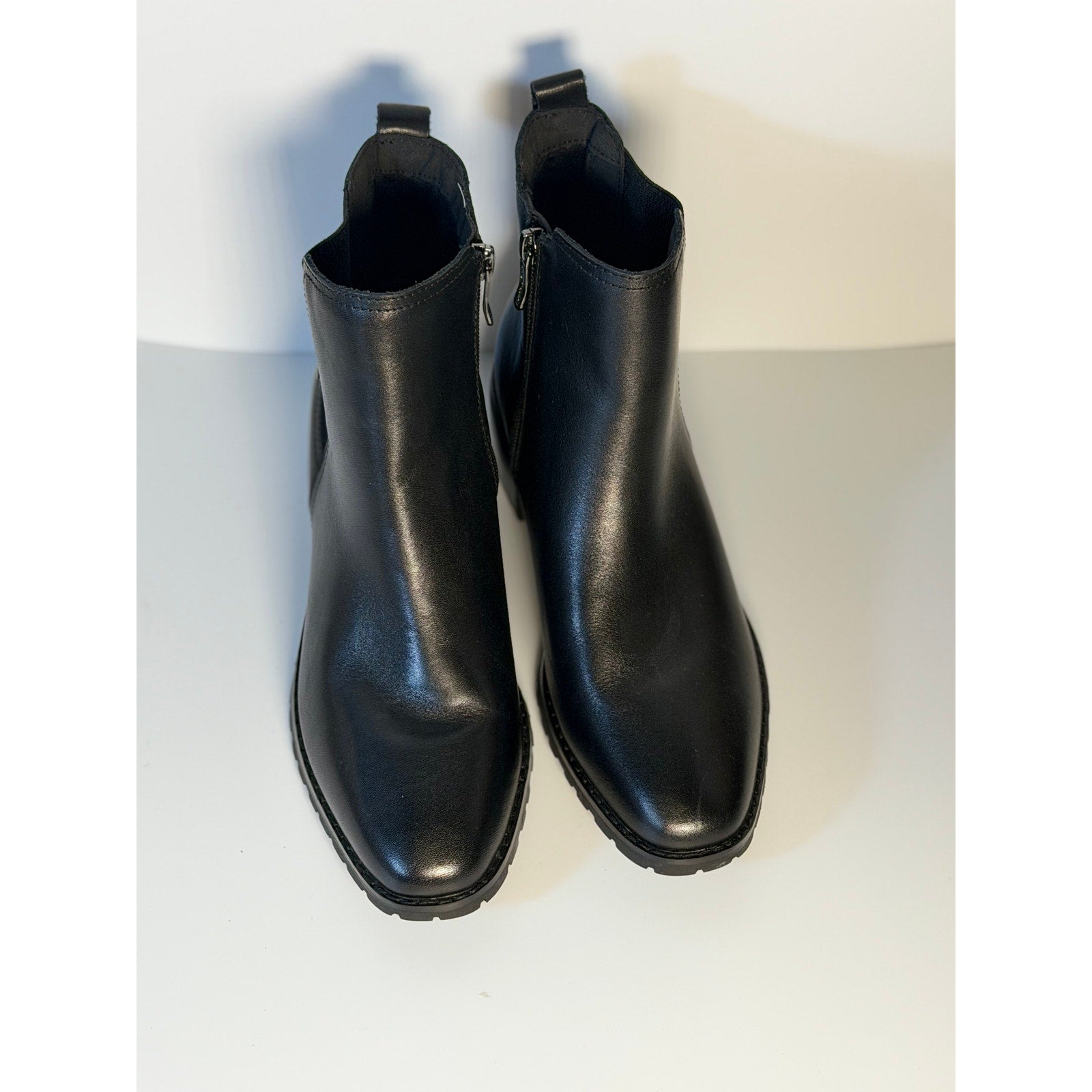 Pre-owned Easy Spirit women's black Chelsea ankle boots with side zipper in US size 8.5M, stylish and comfortable footwear.