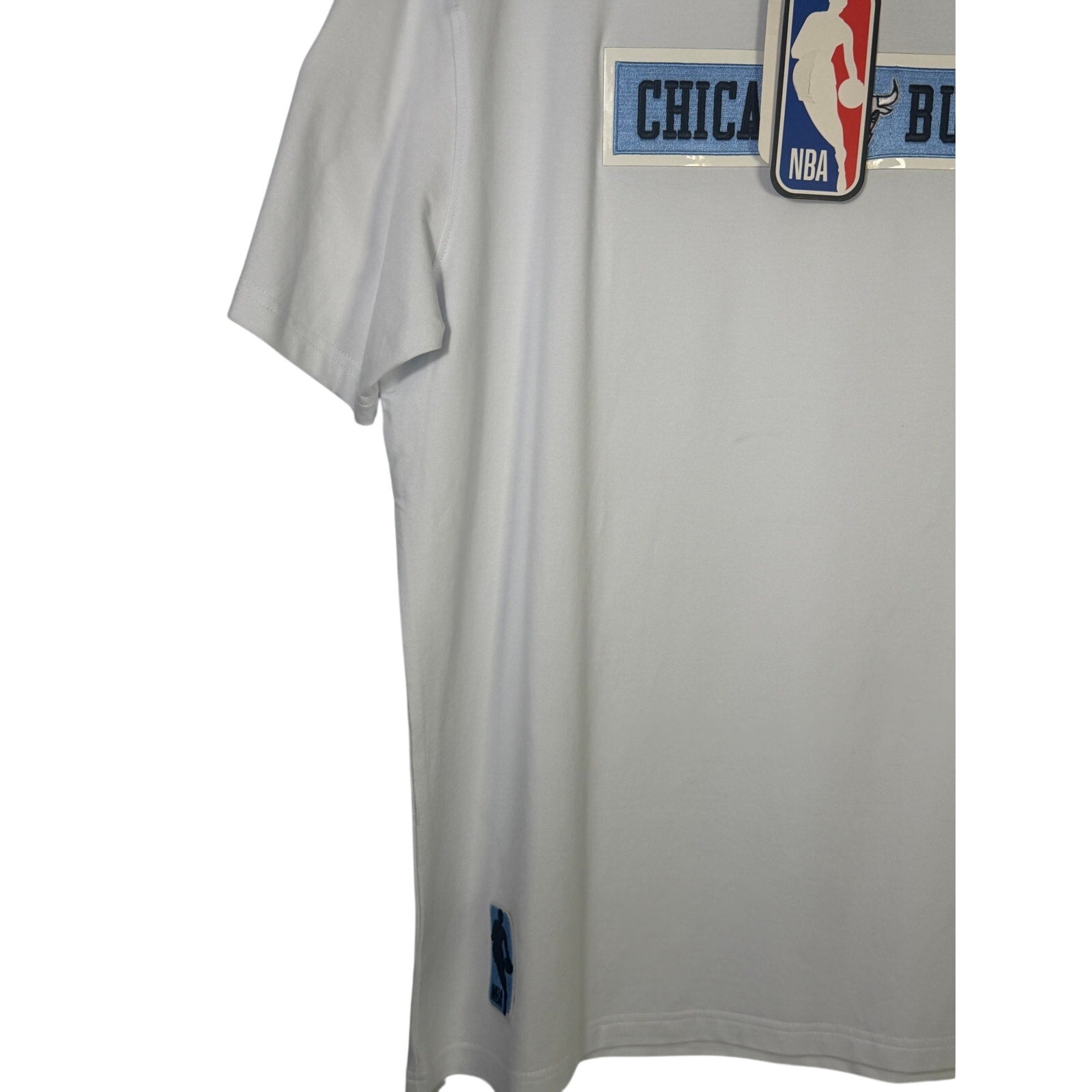Pro Standard Chicago Bulls white NBA men's large short sleeve T-shirt with team logo and branding on front.