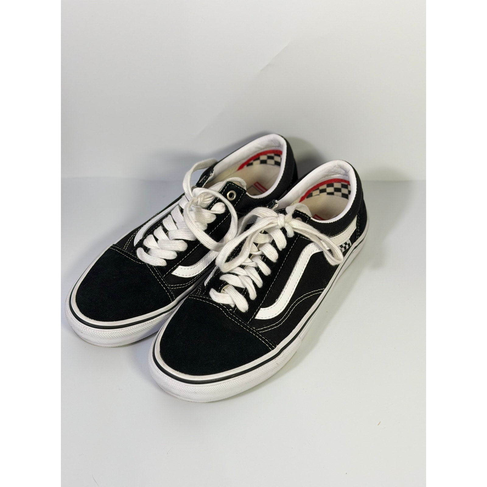 Vans Old Skool black and white low-top skate sneakers with lace-up design for men and women, casual and versatile footwear.