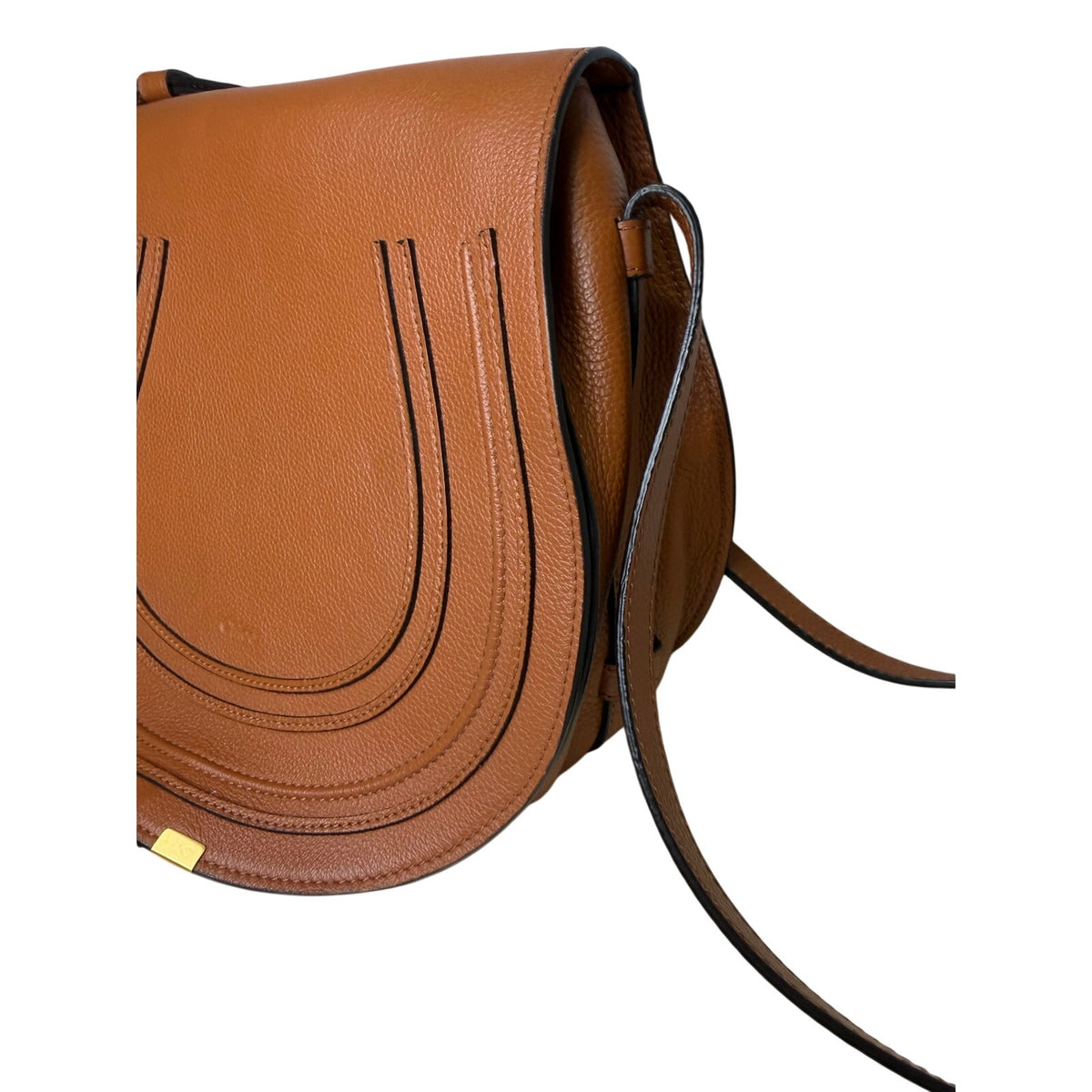 Chloé Marcie medium saddle crossbody handbag in brown grained calfskin leather with gold hardware, featuring a classic design.
