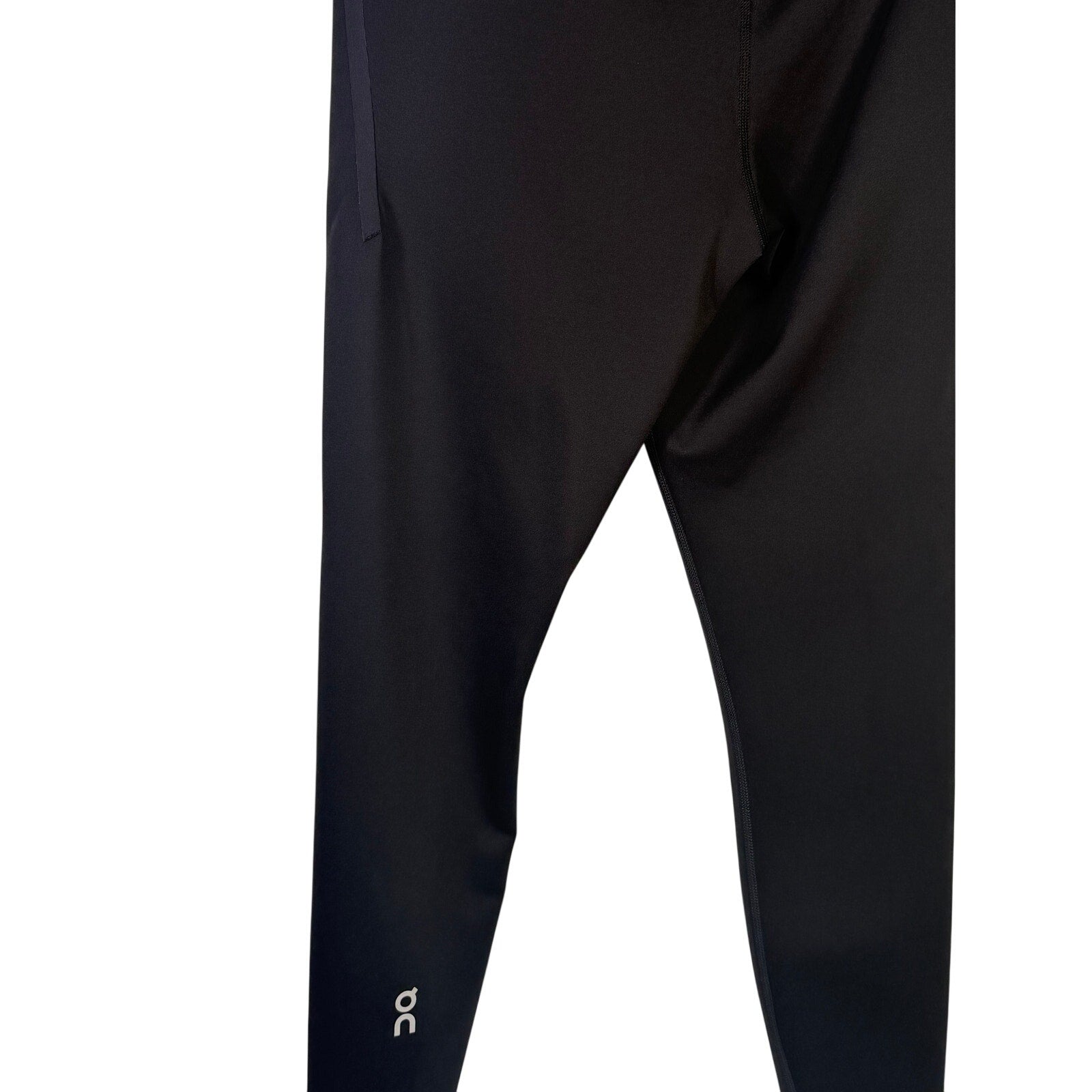 On Women’s Train Tights 7/8 leggings in black, size M, showing the fitted athletic design and elastic waistband.