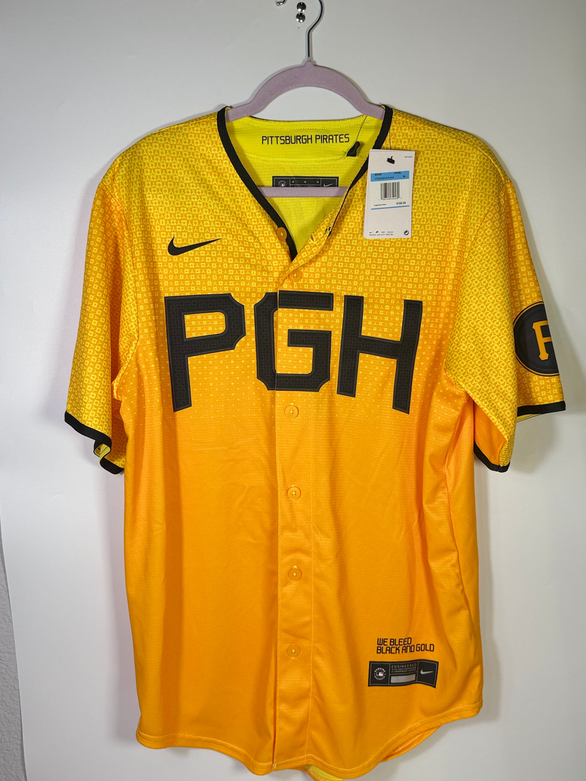 Nike Pittsburgh Pirates Ke'Bryan Hayes MLB jersey in yellow, size M, featuring team logo and player name on the front.