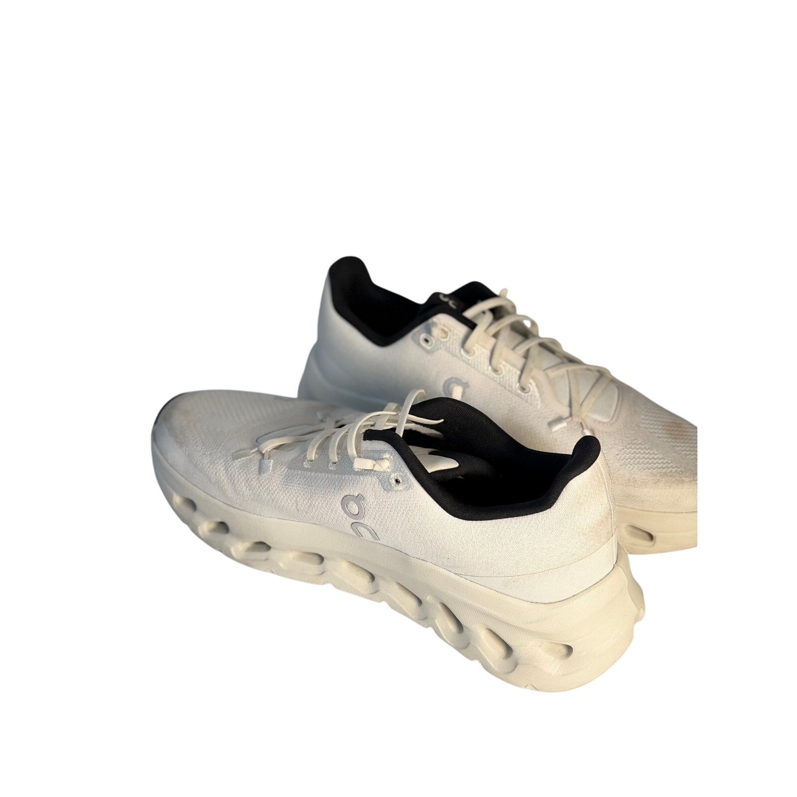 White On Cloud 5 women's athletic running shoes, US size 9.5, pre-owned, with breathable mesh and cushioned sole design.