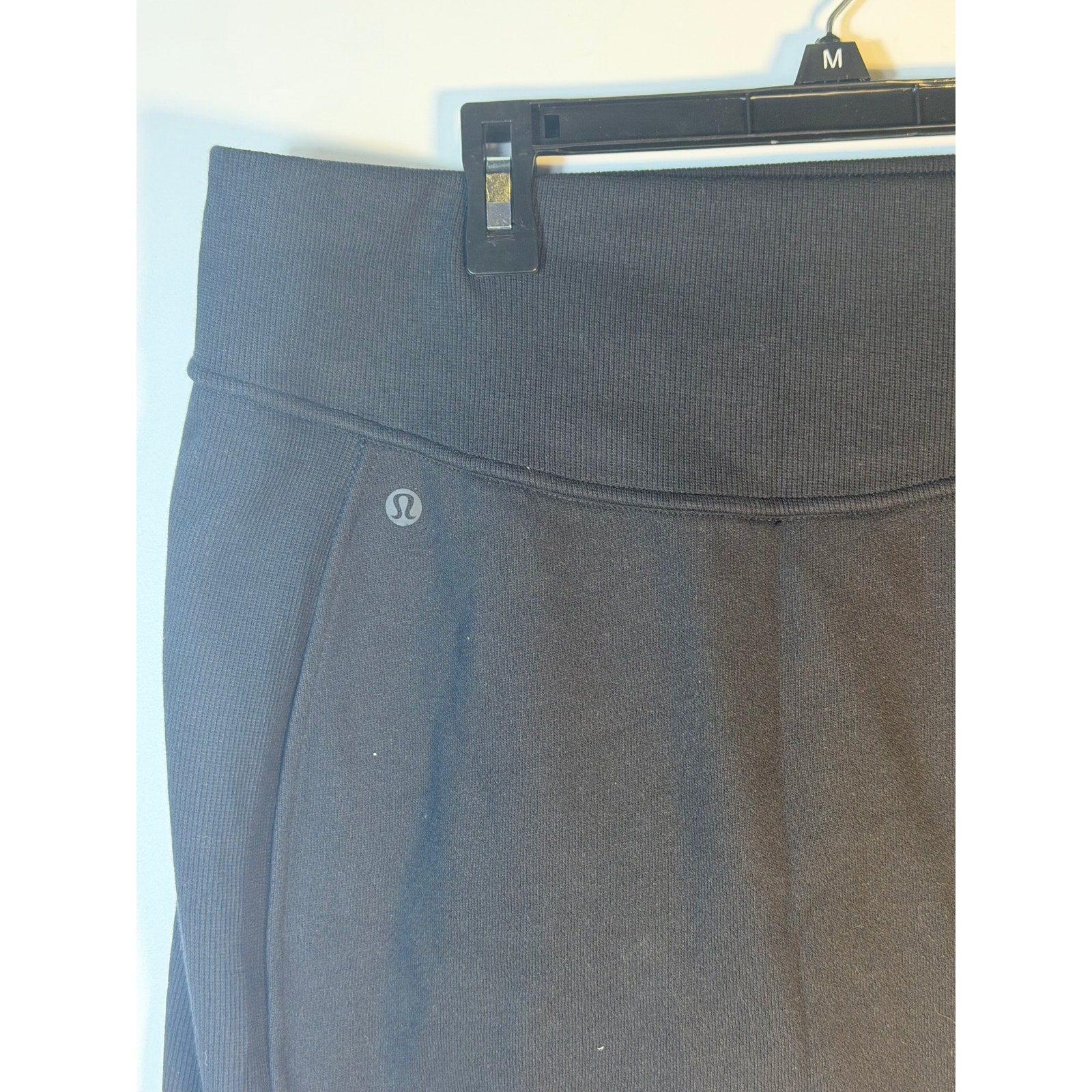 Black Lululemon Scuba HR Mini Skirt for women, above-knee fleece athletic casual skirt in XL size, shown on a model.