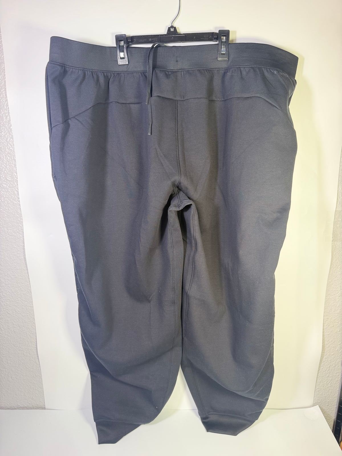 Gray Under Armour athletic sweatpants in XXL, made from comfortable fabric with a relaxed fit and elastic waistband.