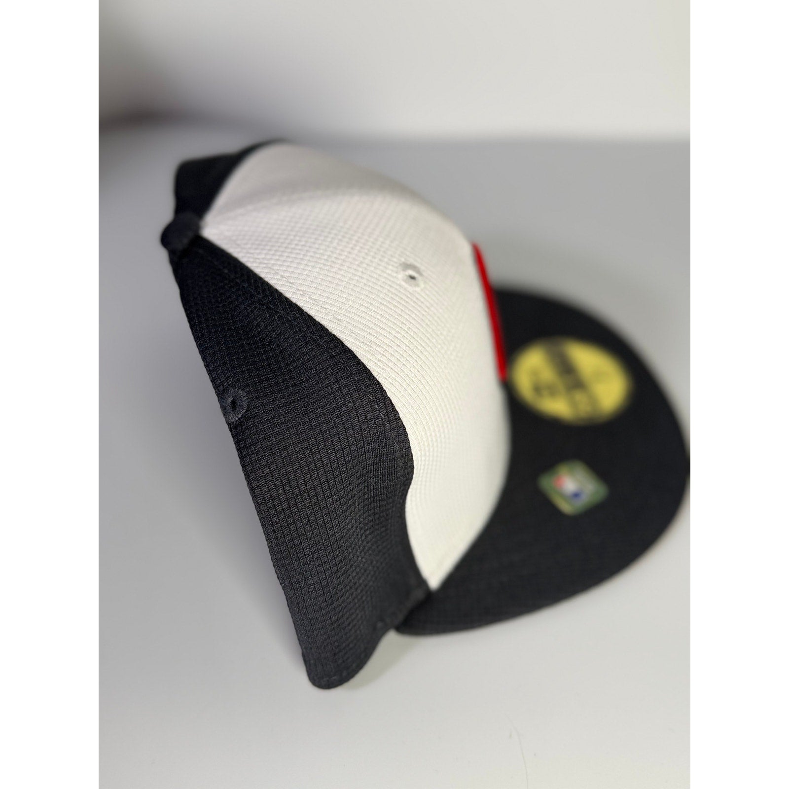 New Era Atlanta Braves 59FIFTY fitted cap in white and black, size 7 1/8, MLB team hat with team logo on front