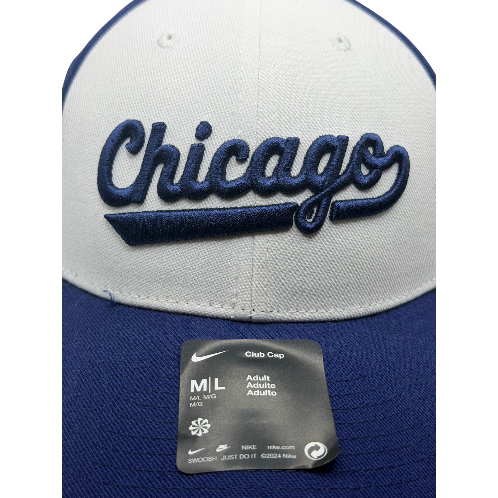 Nike Chicago Cubs MLB club cap in white and navy, adult M/L size, featuring team logo and structured hat design.