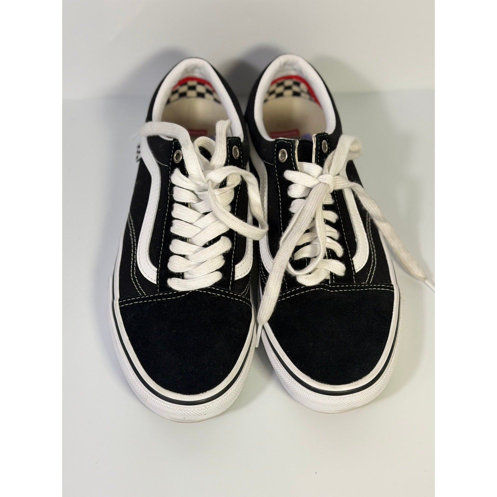 VANS Old Skool black and white low-top skate sneakers with lace-up design for unisex casual wear.