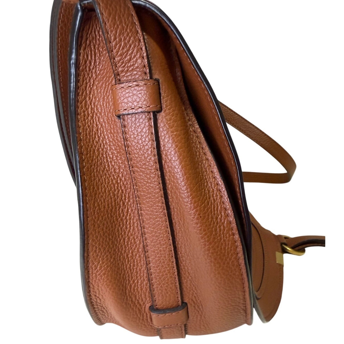 Chloé Marcie medium saddle crossbody handbag in brown grained calfskin leather with gold hardware, featuring a structured design.