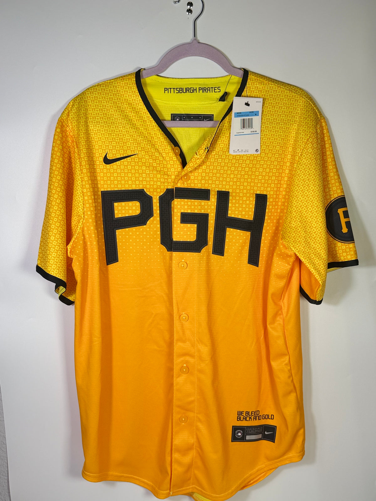 Nike Pittsburgh Pirates Ke'Bryan Hayes MLB jersey in yellow, size M, featuring team logo and player name on the front.