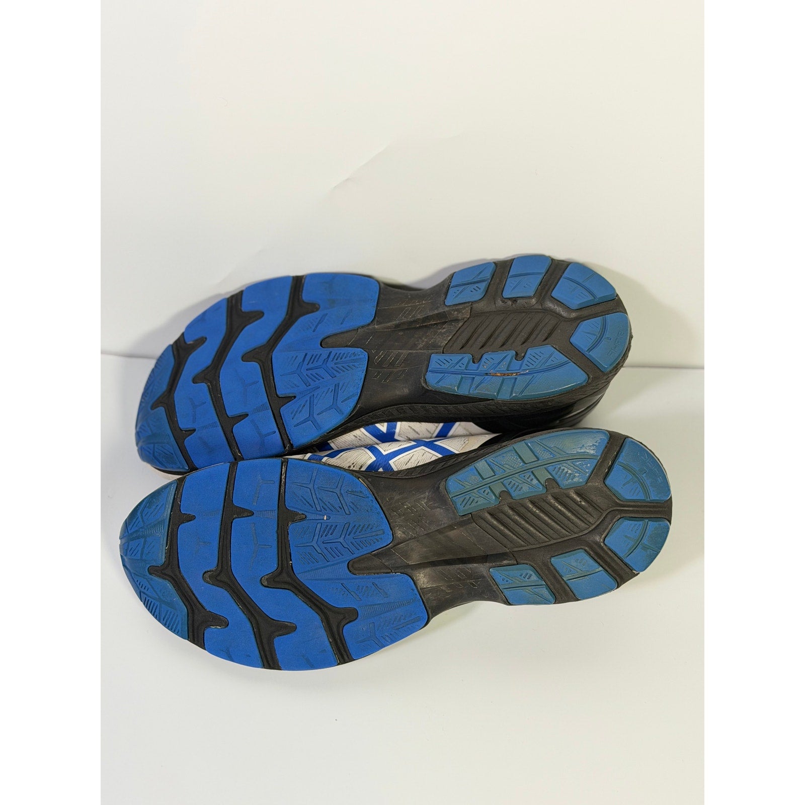 Asics Gel Cumulus 24 men's white, blue, black running sneakers with breathable mesh and cushioned soles in US size 8.5.