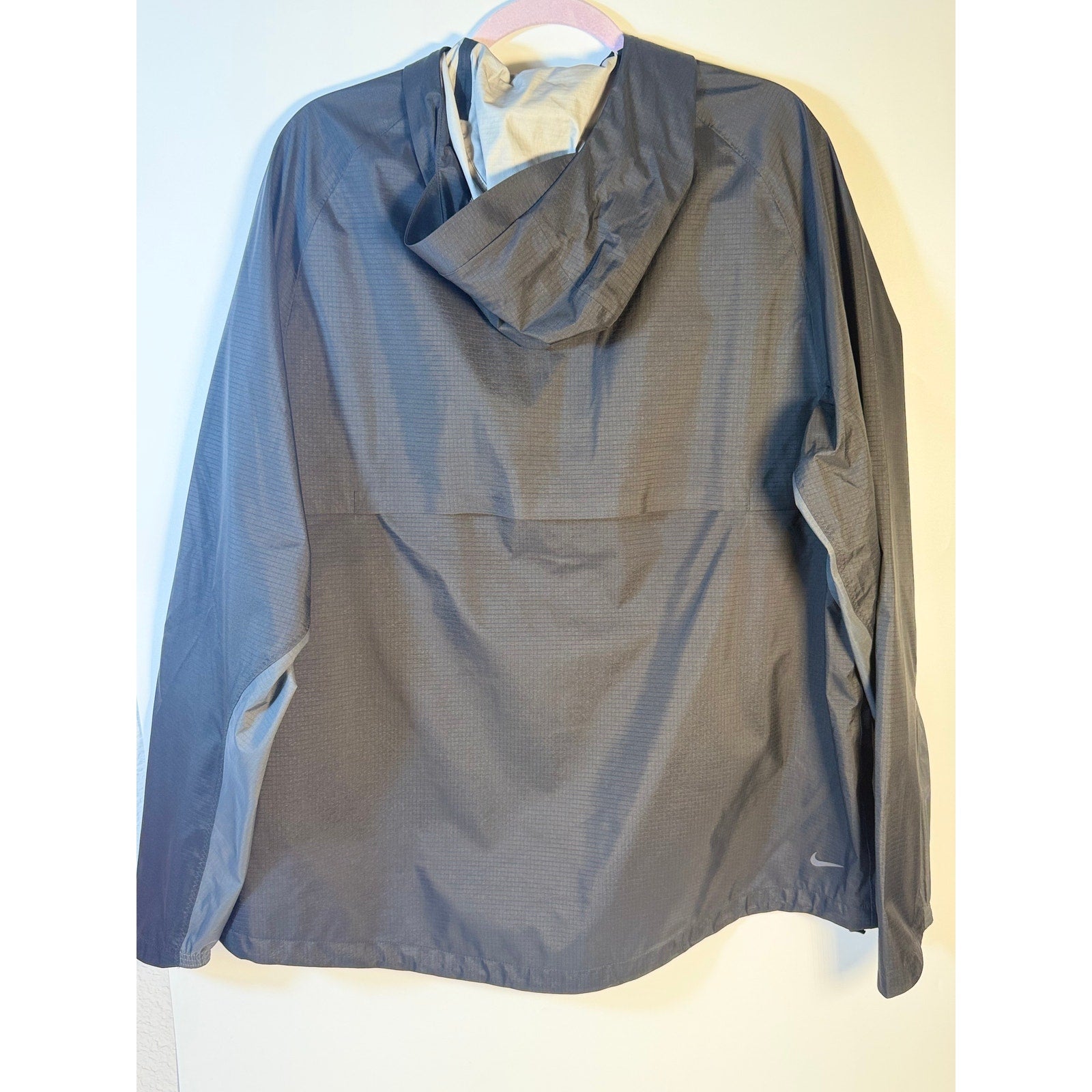 Nike men's gray Windrunner running jacket with full zip and hood, size XL, lightweight and stylish for active wear.