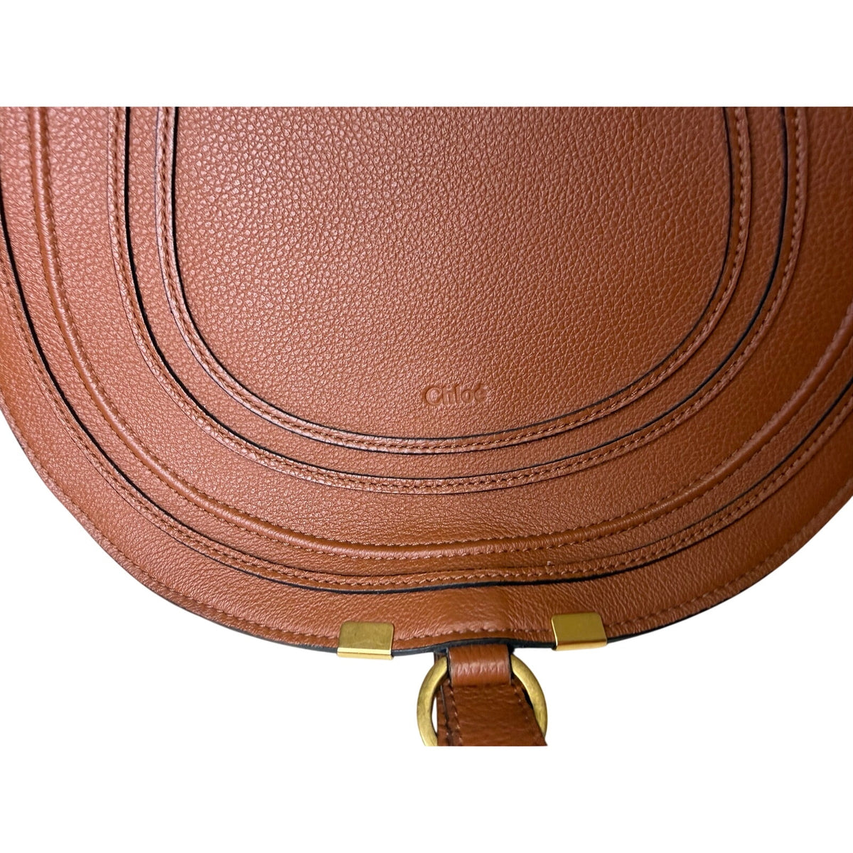 Chloé Marcie medium saddle crossbody handbag in grained calfskin leather with gold hardware, brown color.