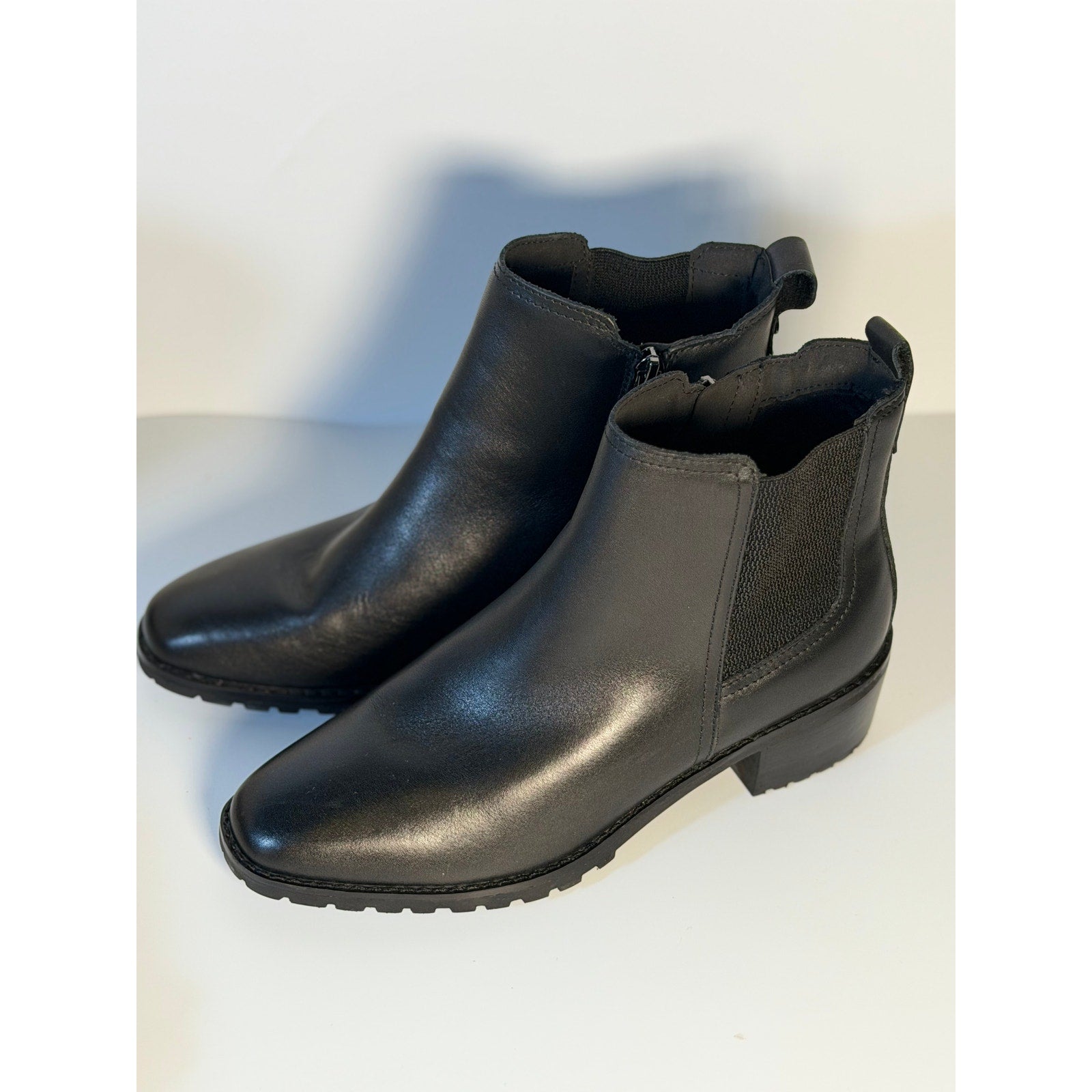 Pre-owned Easy Spirit women's black Chelsea ankle boots with side zipper, US 8.5M, stylish and comfortable footwear.