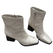 Gianni Bini cream leather ankle boots with square toe, block heel, side zipper, women's size 9.