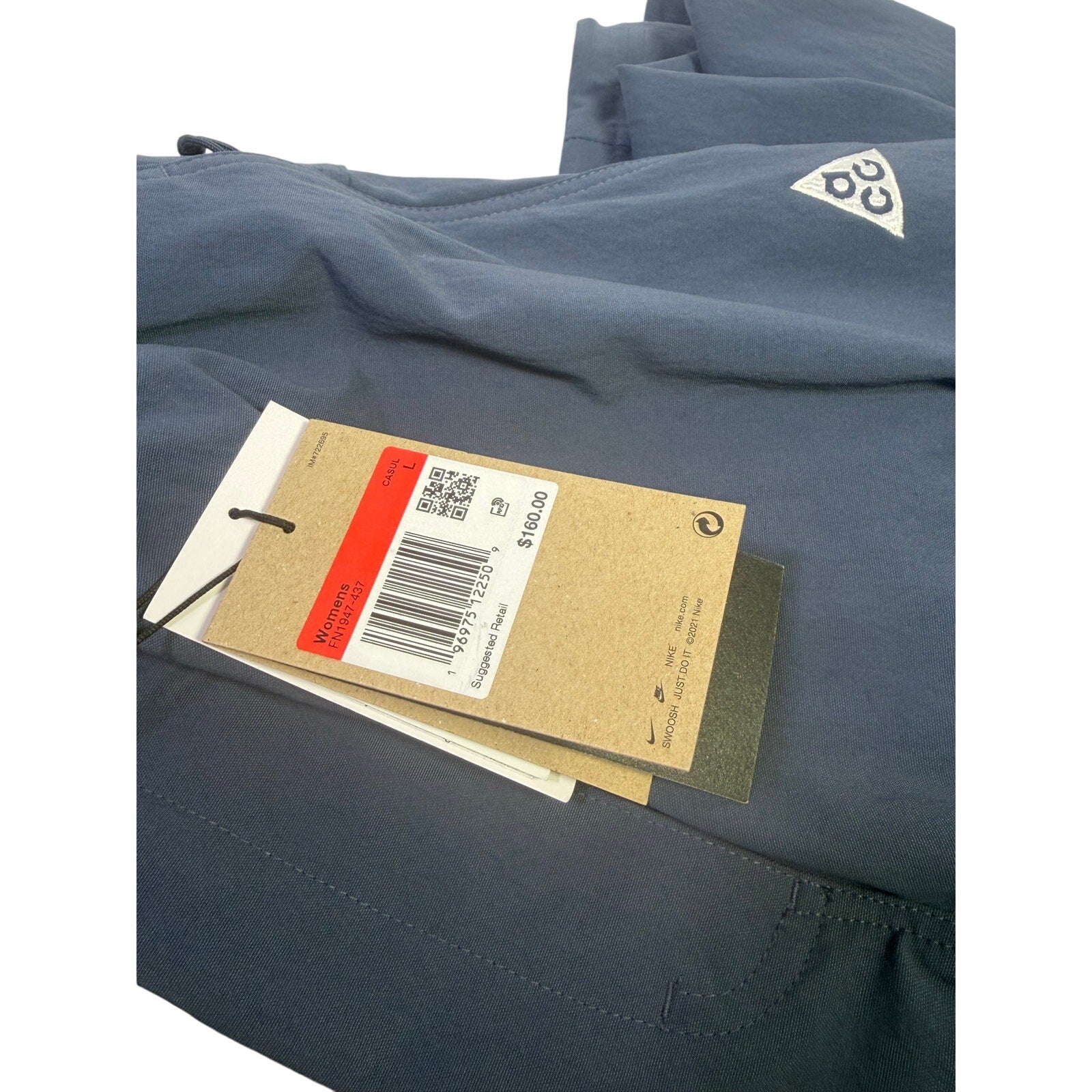 Nike ACG Smith Summit women's cargo pants in thunder blue, size L, featuring multiple pockets and durable fabric.