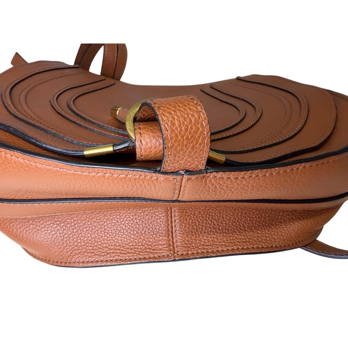 Chloé Marcie Medium Saddle Crossbody Bag in brown grained calfskin leather with gold hardware, featuring a classic handbag design.