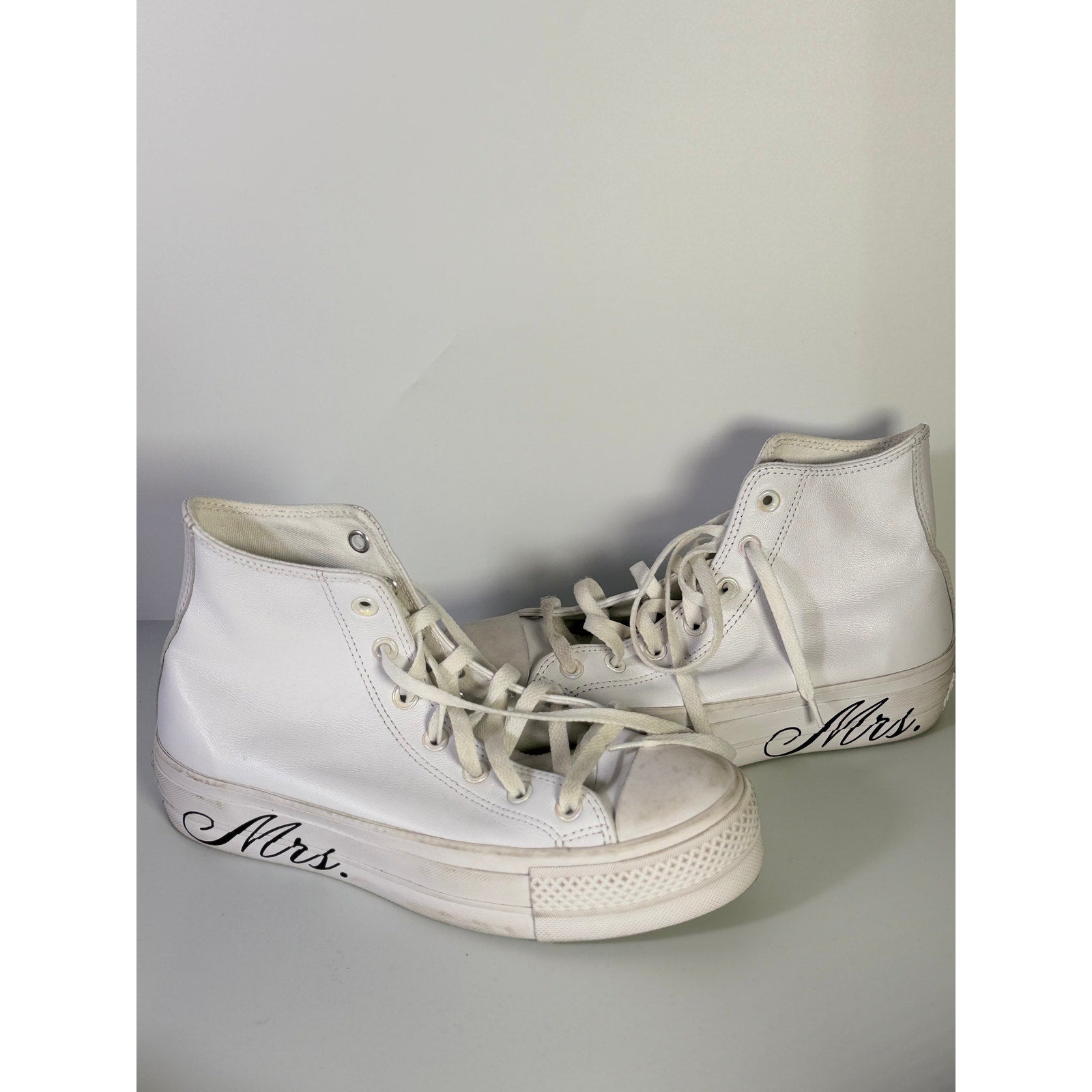 White leather Converse Chuck Taylor All Star Lift Hi sneakers with platform sole, women's US 8.5, showcasing the high-top design.