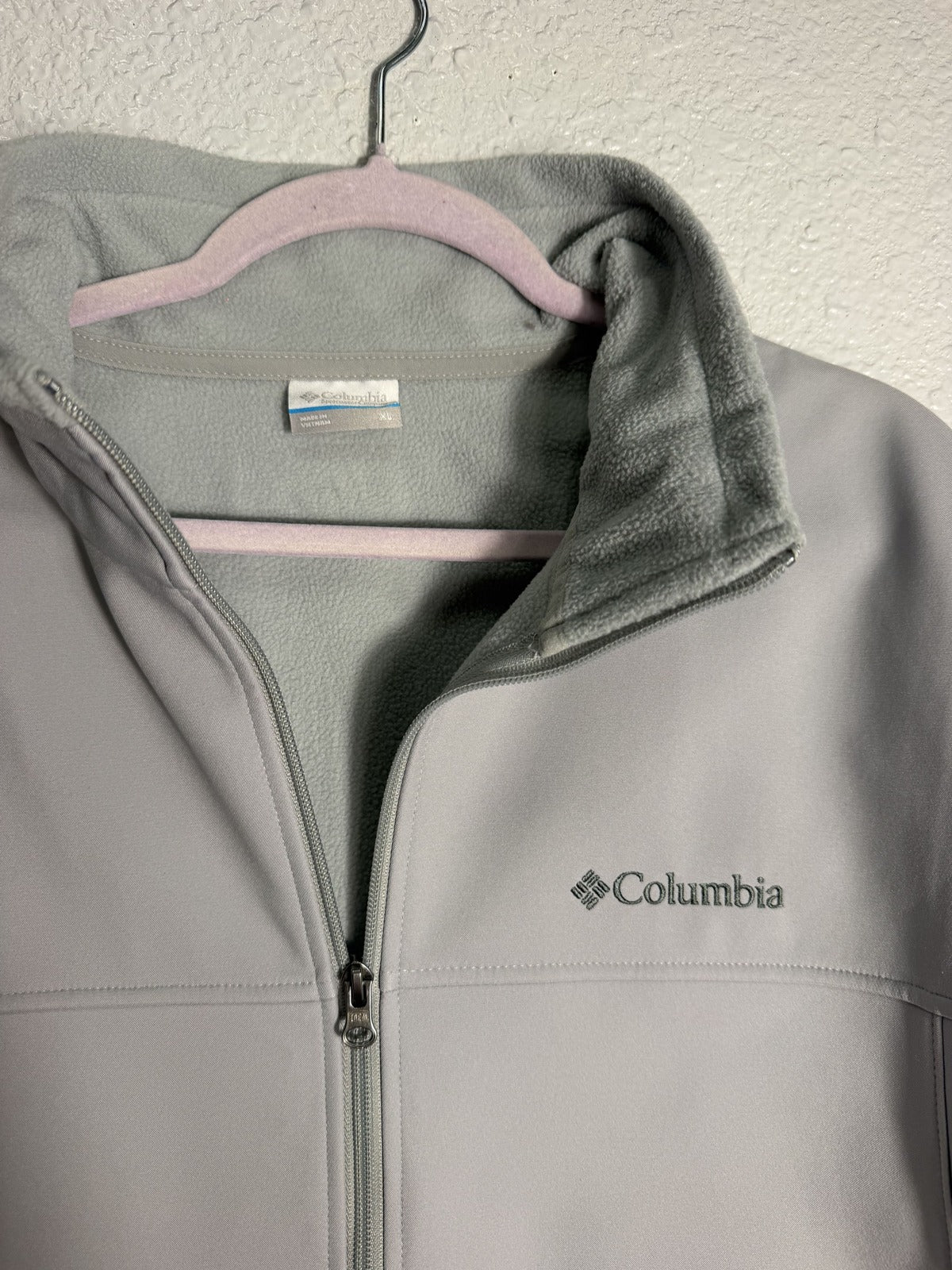 Men's Columbia Bowen Lake II Softshell Jacket in light gray, men's XL, front view showing zip closure and softshell material.