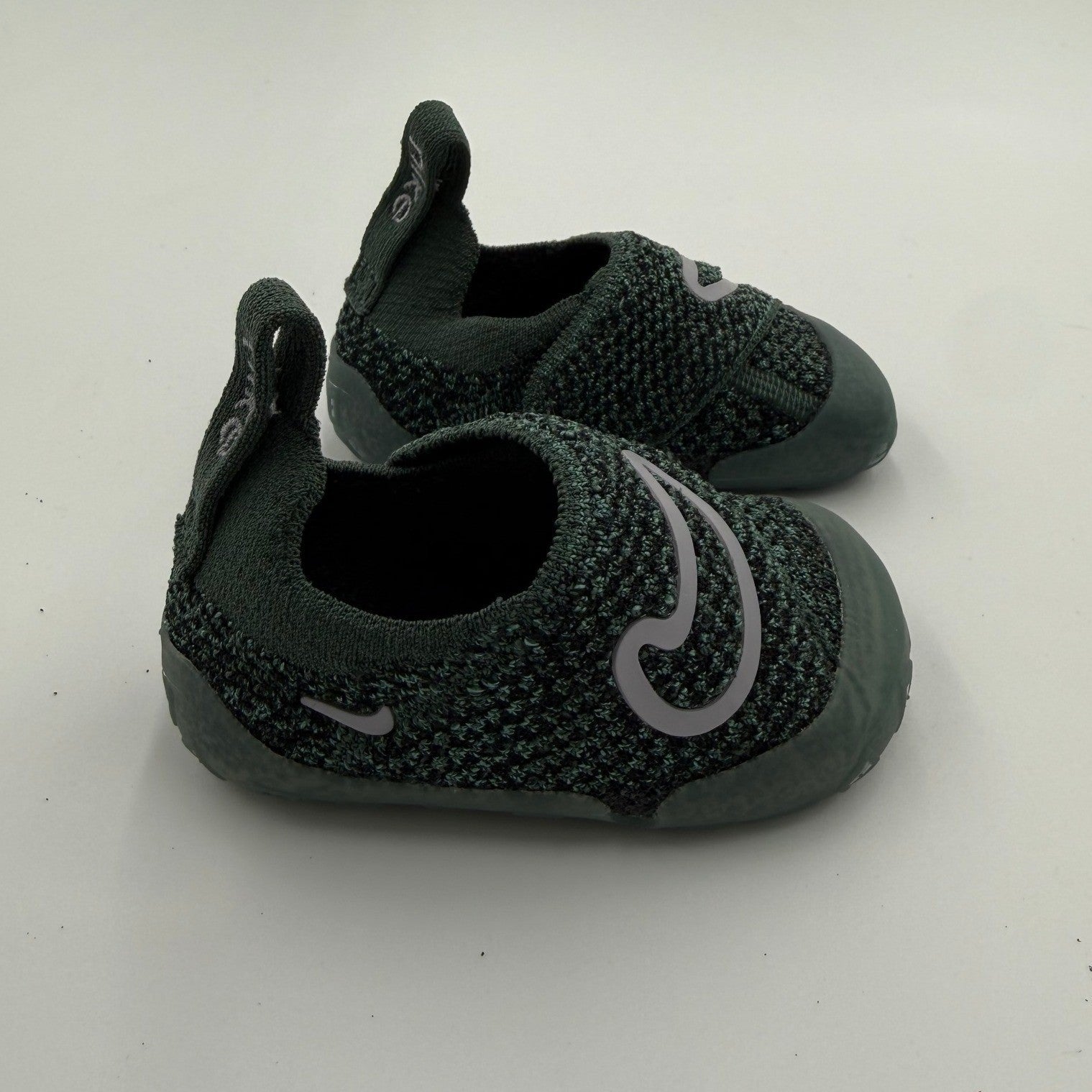 Nike Swoosh 1 toddler sneakers in vintage green with Nike branding, featuring a classic design and comfortable fit.