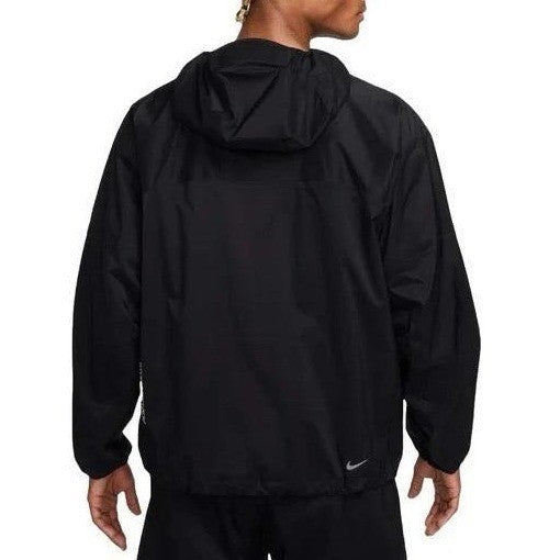 Nike ACG Trail Snacks Storm-FIT ADV jacket for men, small size, black color, with waterproof fabric and sporty design.