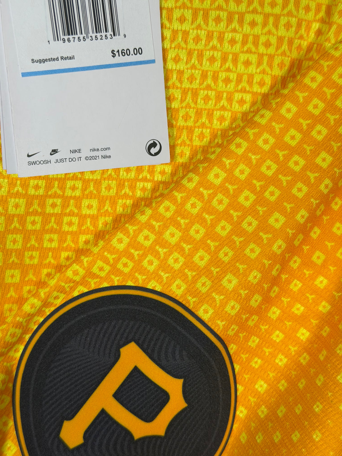 Nike Pittsburgh Pirates Ke'Bryan Hayes MLB jersey in yellow, size M, featuring team logo and player name on the front.