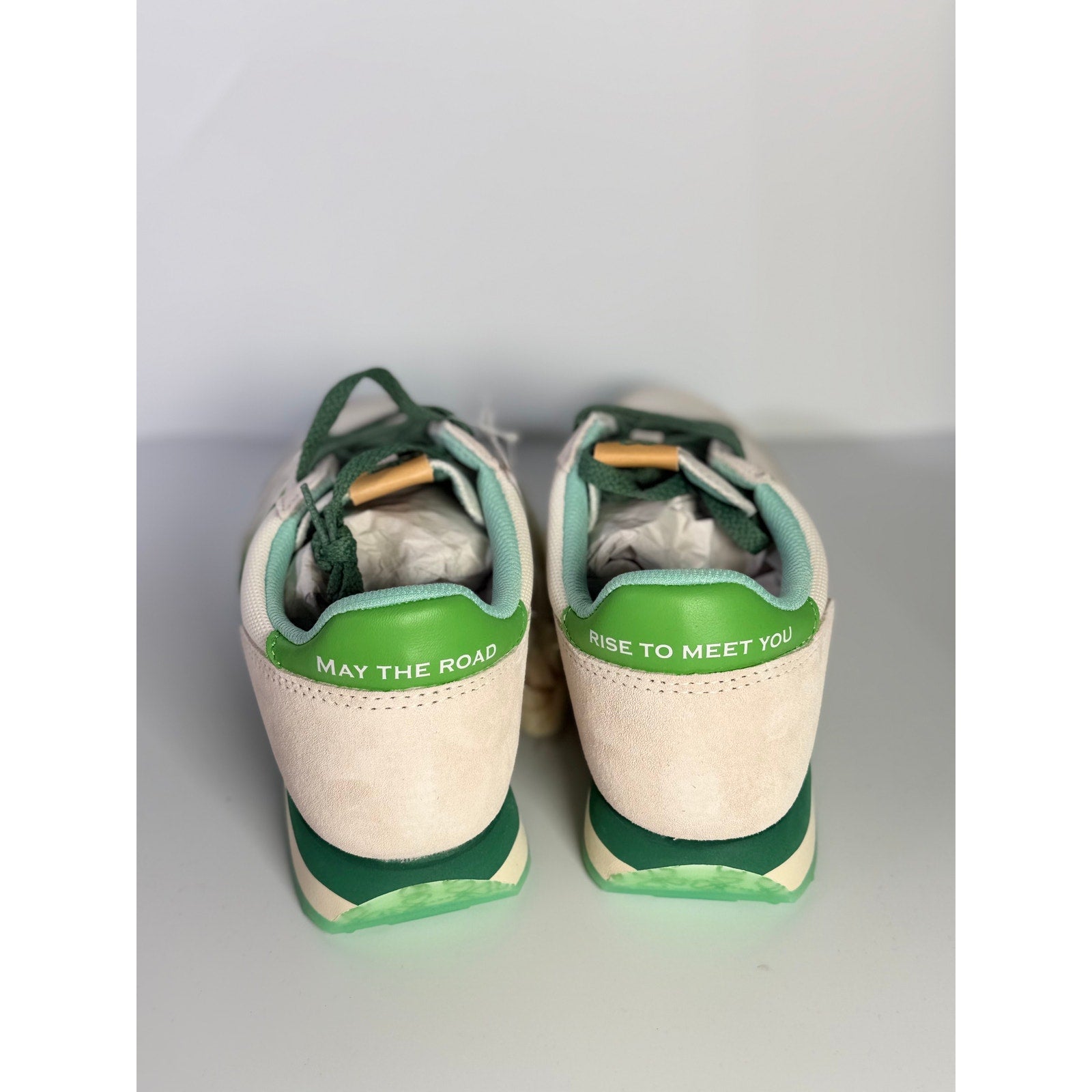 White and green Saucony Jazz Original sneakers for women with lace-up design, ideal for casual wear and running.