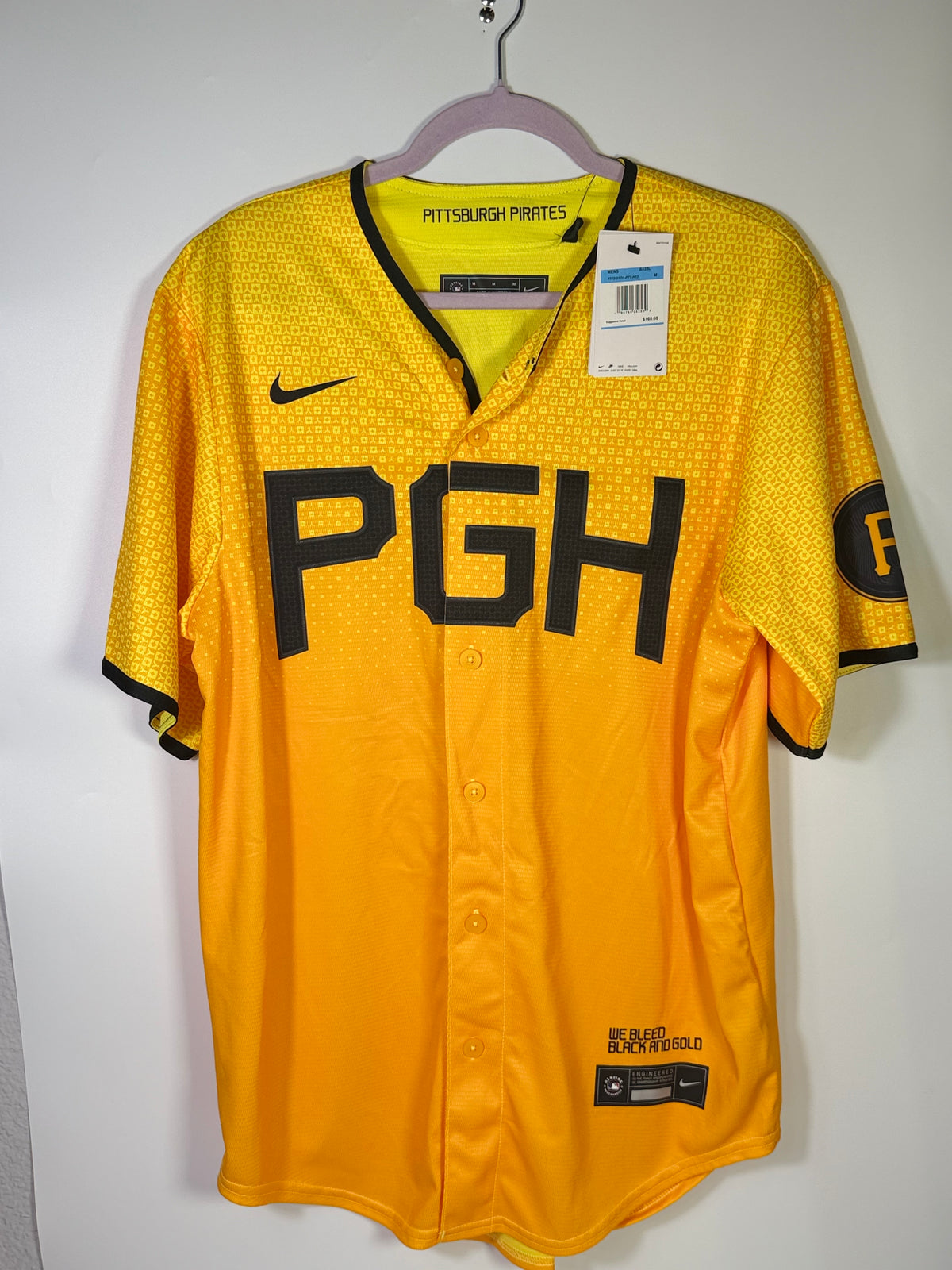 Nike Pittsburgh Pirates Ke'Bryan Hayes MLB jersey in yellow, size M, featuring team logo and player name on the front.