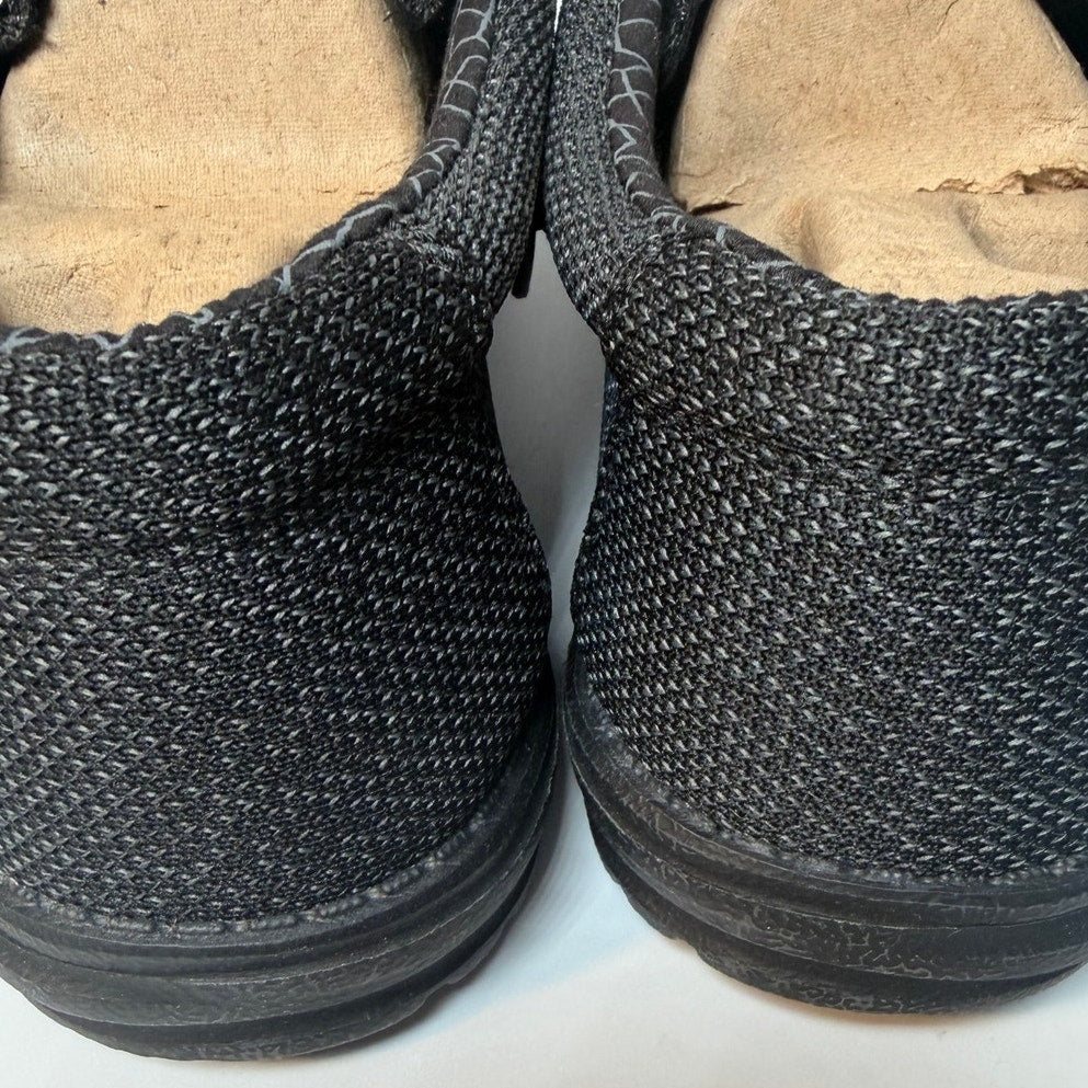 Hey Dude Wally Sox Micro men's slip-on shoes in total black, casual slip-on slippers with a soft fabric upper and rubber sole.