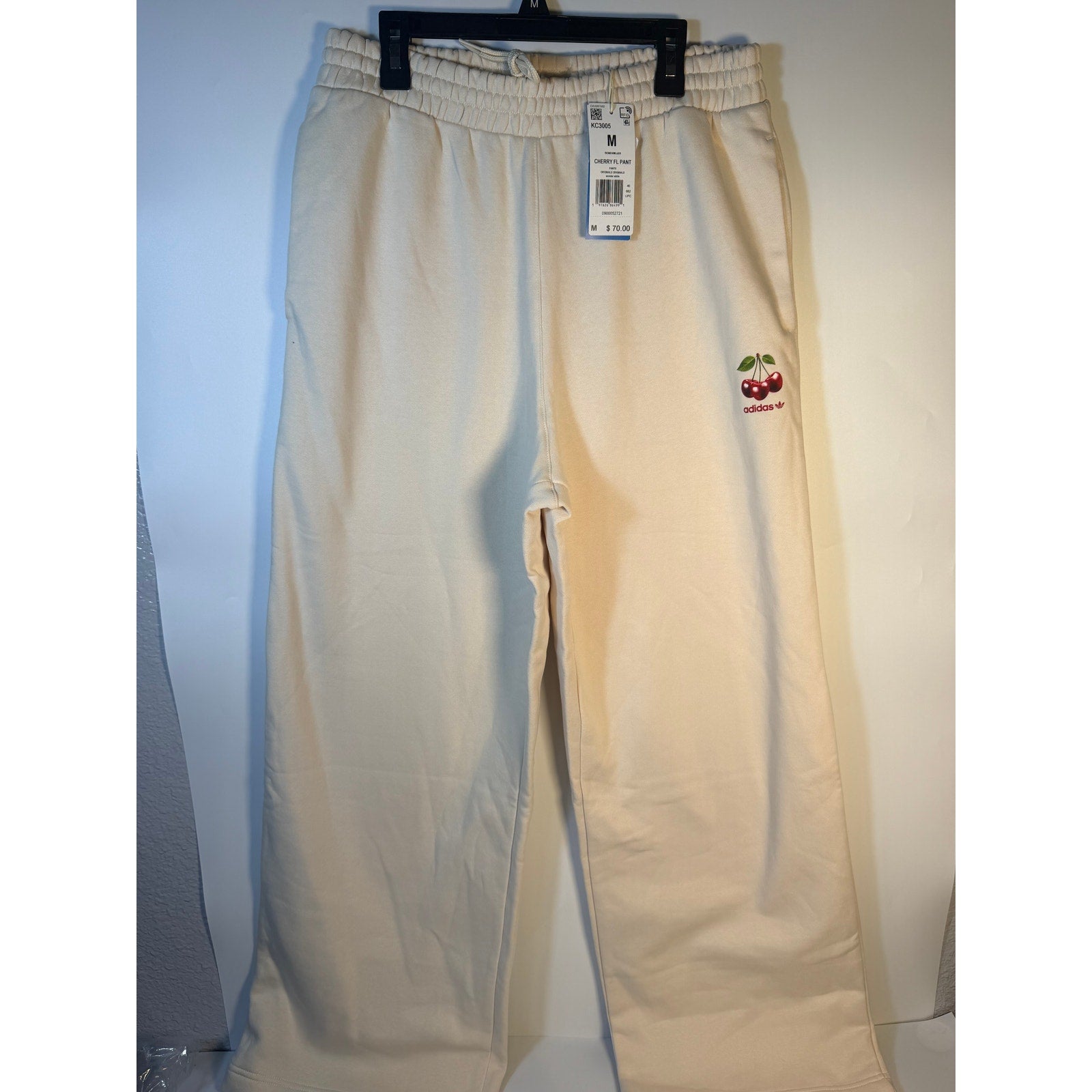 Adidas Originals Cherry FL Pant women's wide-leg sweatpants in Wonder White, featuring a comfortable fit and casual style.
