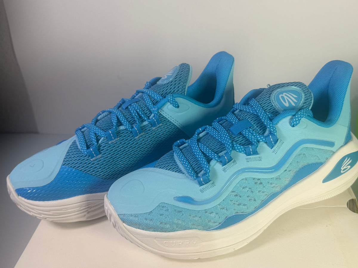 Under Armour Curry Flow basketball shoes in blue for youth, size 7Y, with lightweight design and athletic traction outsole.