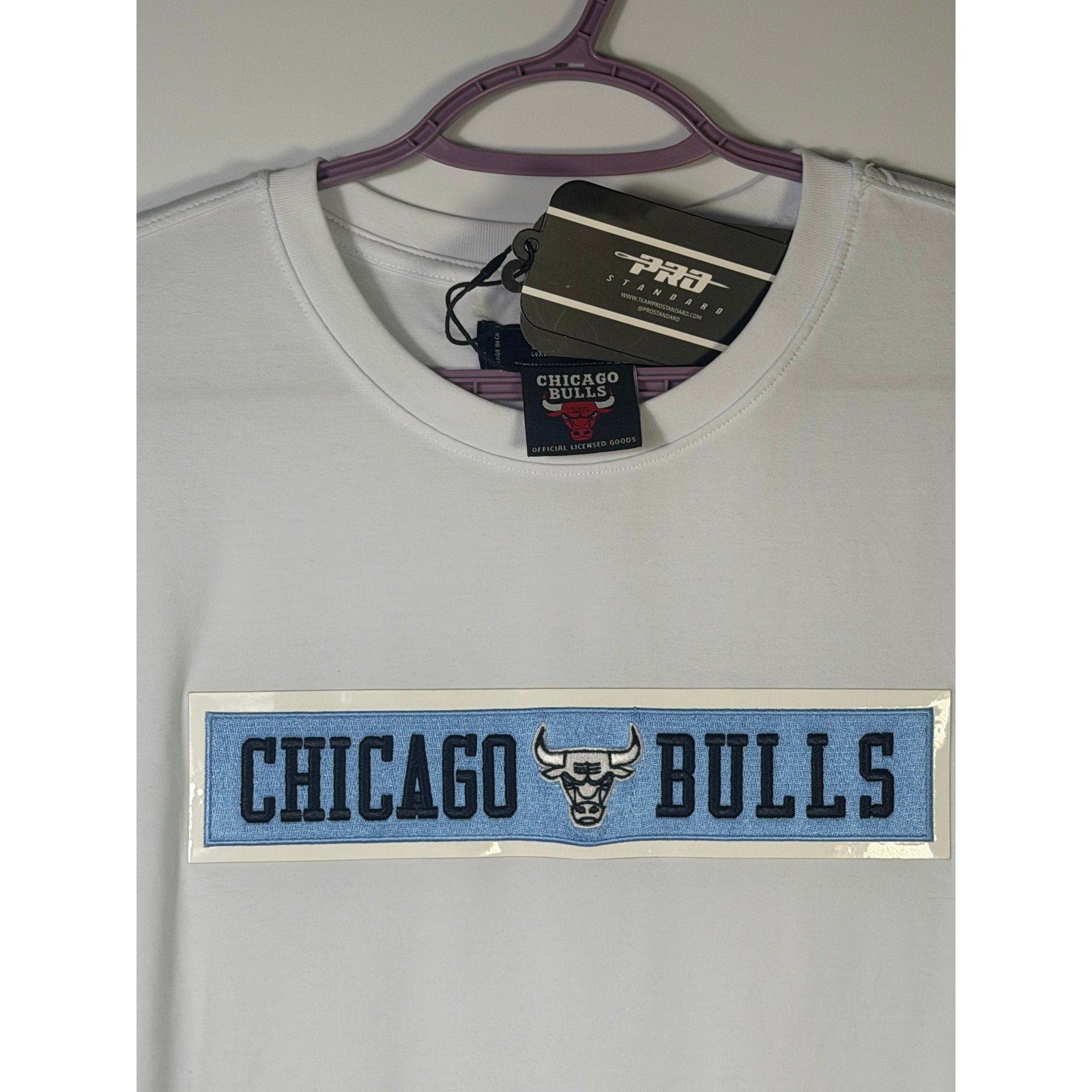 Pro Standard Chicago Bulls men's white NBA short sleeve T-shirt with team logo and graphics, casual sportswear.