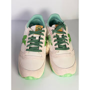 White and green Saucony Jazz Original sneakers for women with lace-up design, featuring classic running shoe style.