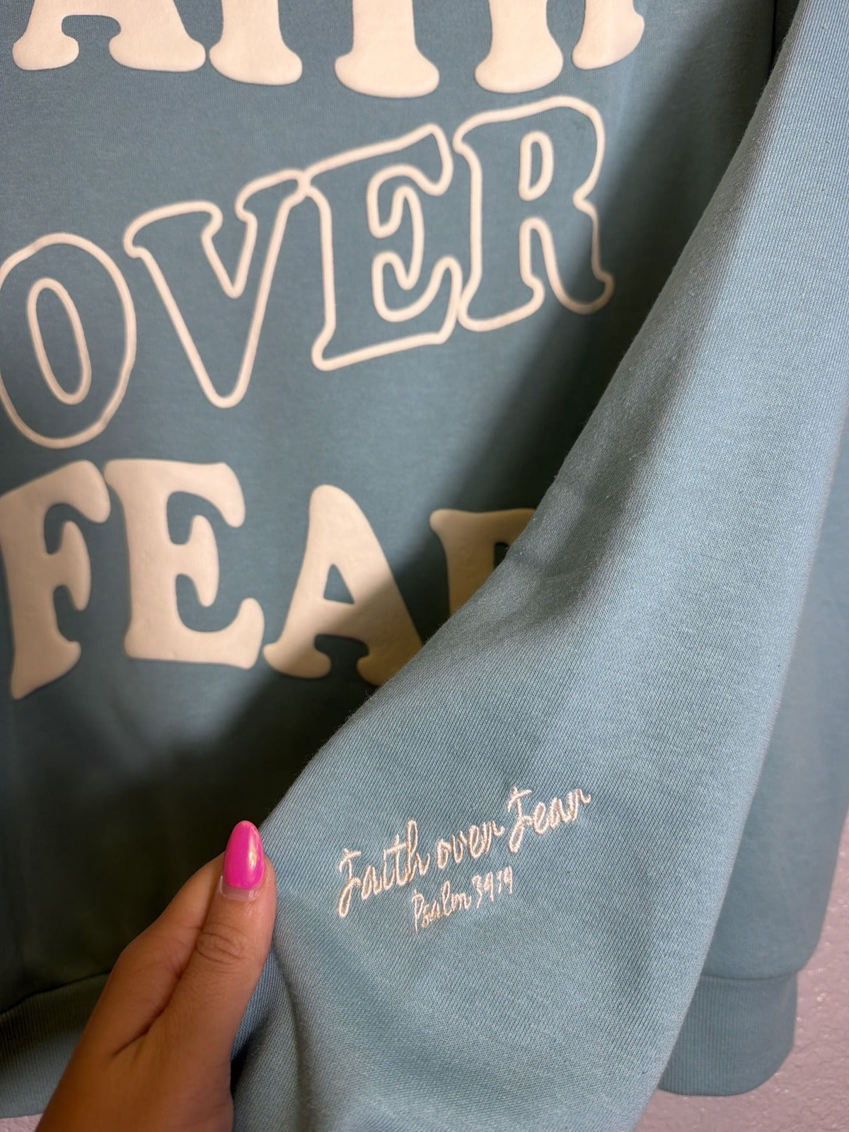 Seventh & Sunset teal blue women's crewneck sweatshirt with faith over fear Psalm 34:4 graphic design, new with tags.