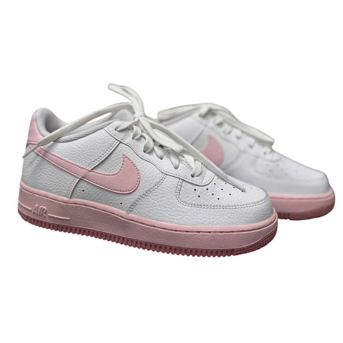 Nike Air Force 1 Low GS sneakers for youth in white and pink, featuring a classic low-top design and Nike branding.