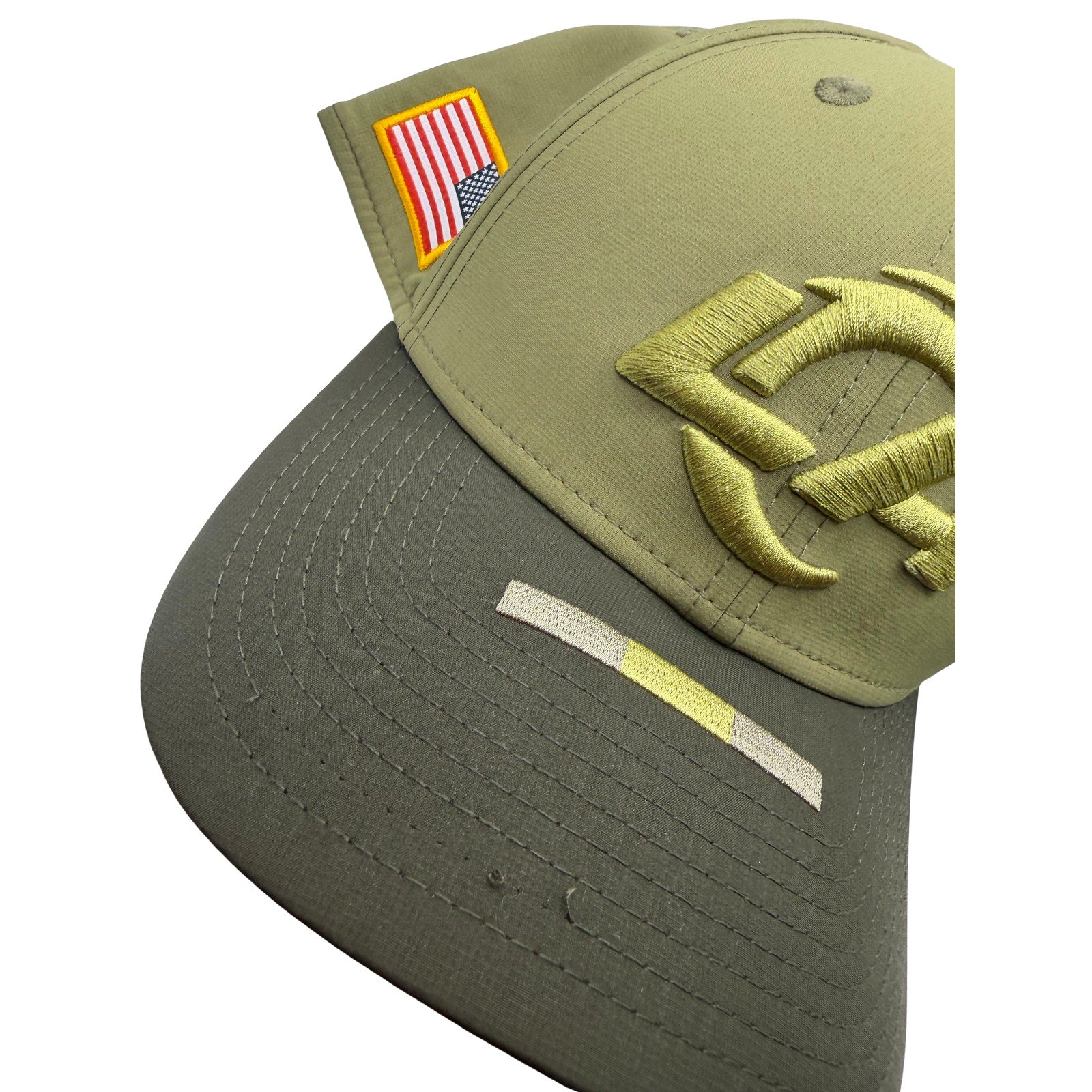 Olive green Los Angeles Rams NFL New Era 39THIRTY Salute to Service hat with team logo and curved brim.
