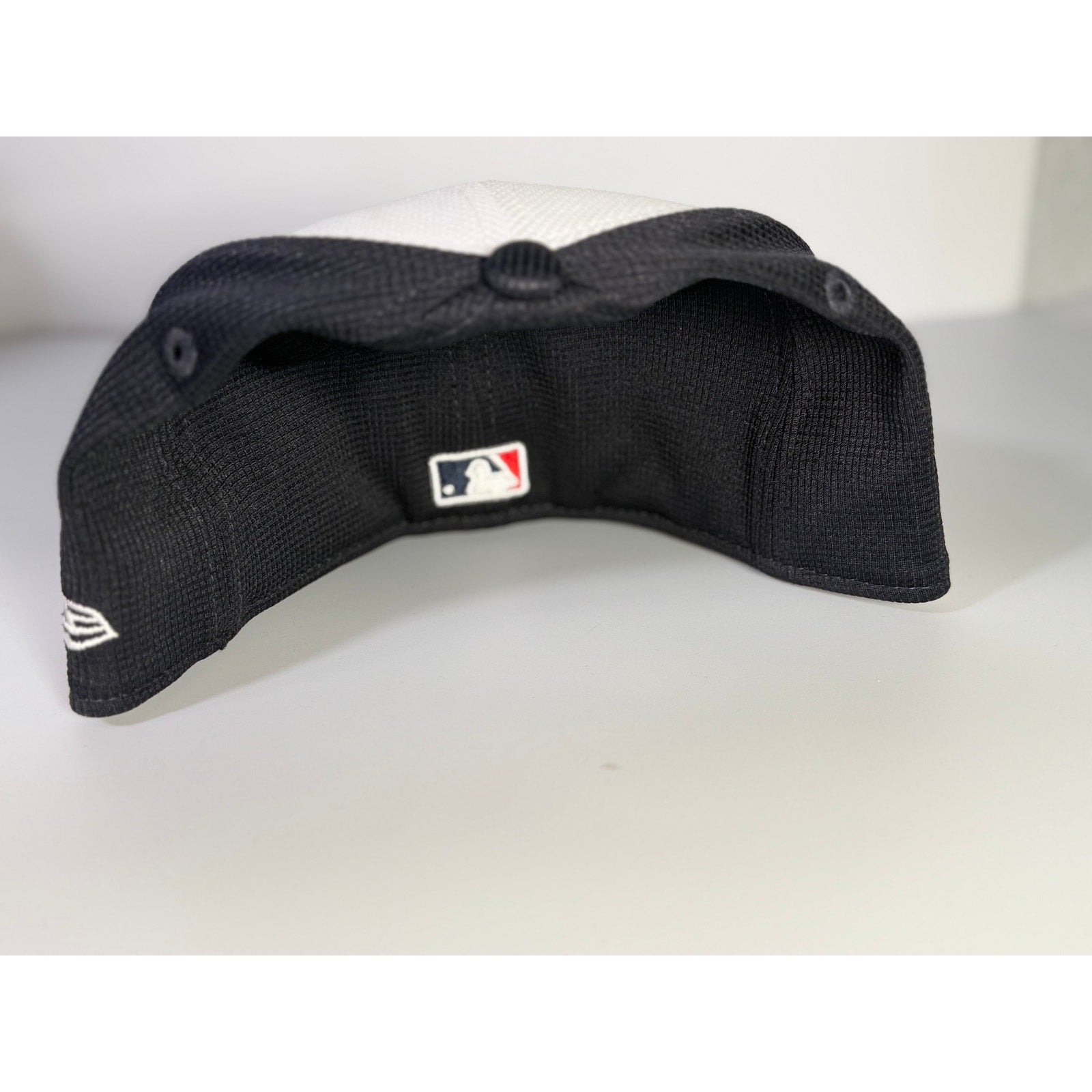 New Era Atlanta Braves 59FIFTY fitted cap in white and black, size 7 1/8, MLB team hat, new with tags