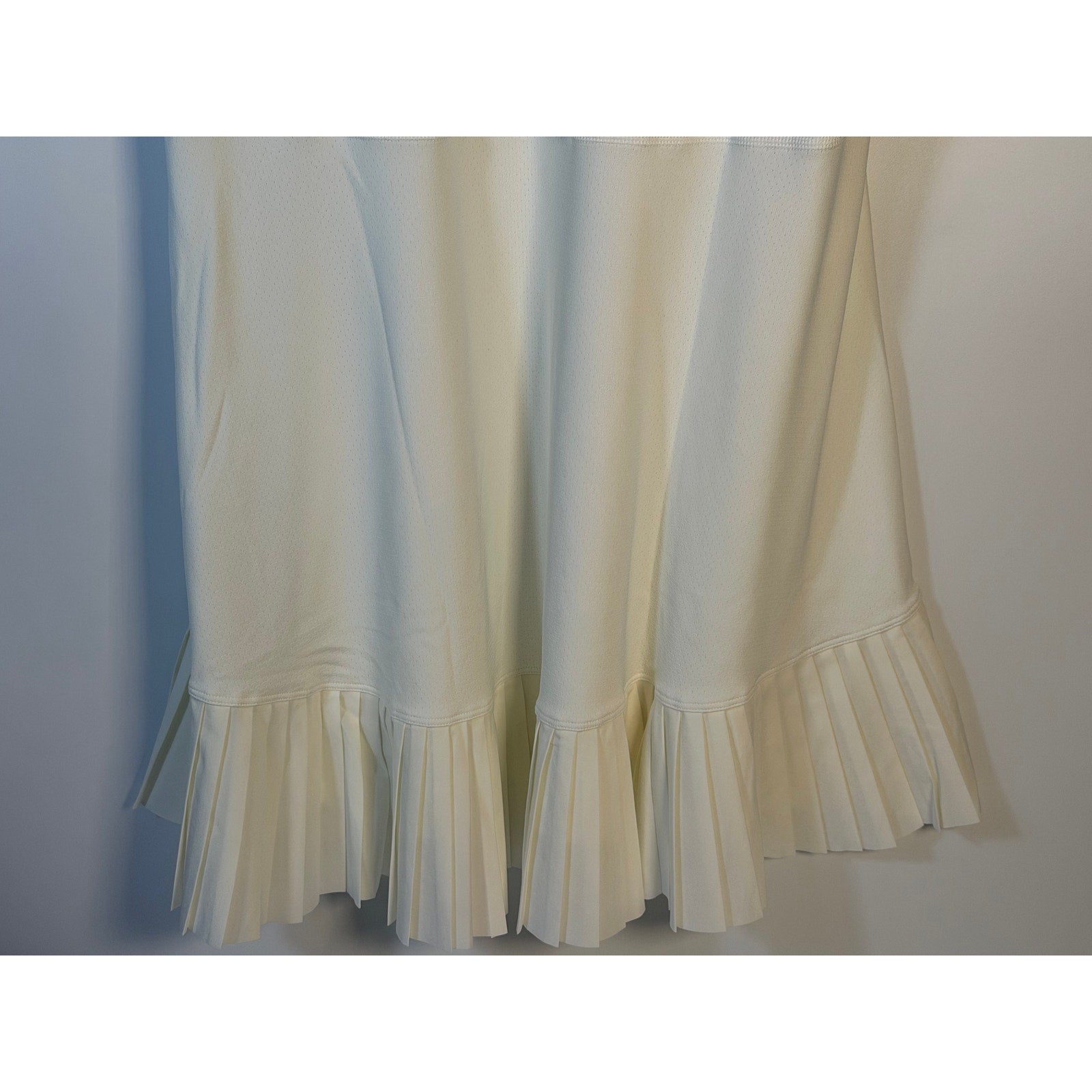 White NikeCourt Dri-FIT tennis dress for women, sleeveless and size XL, designed for athletic performance and comfort.