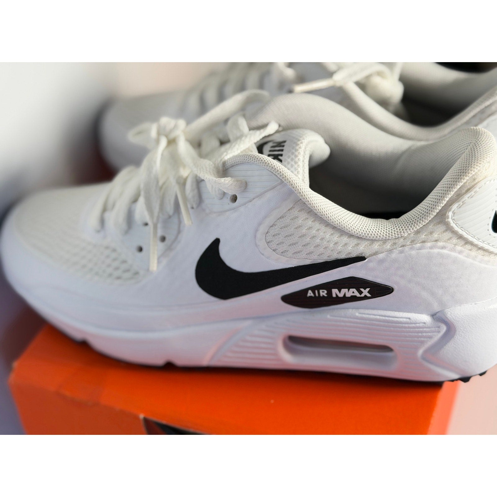 Nike Air Max 90 G golf shoes in white and black for men’s size 4 and women’s size 5.5, featuring Nike’s signature design and style.