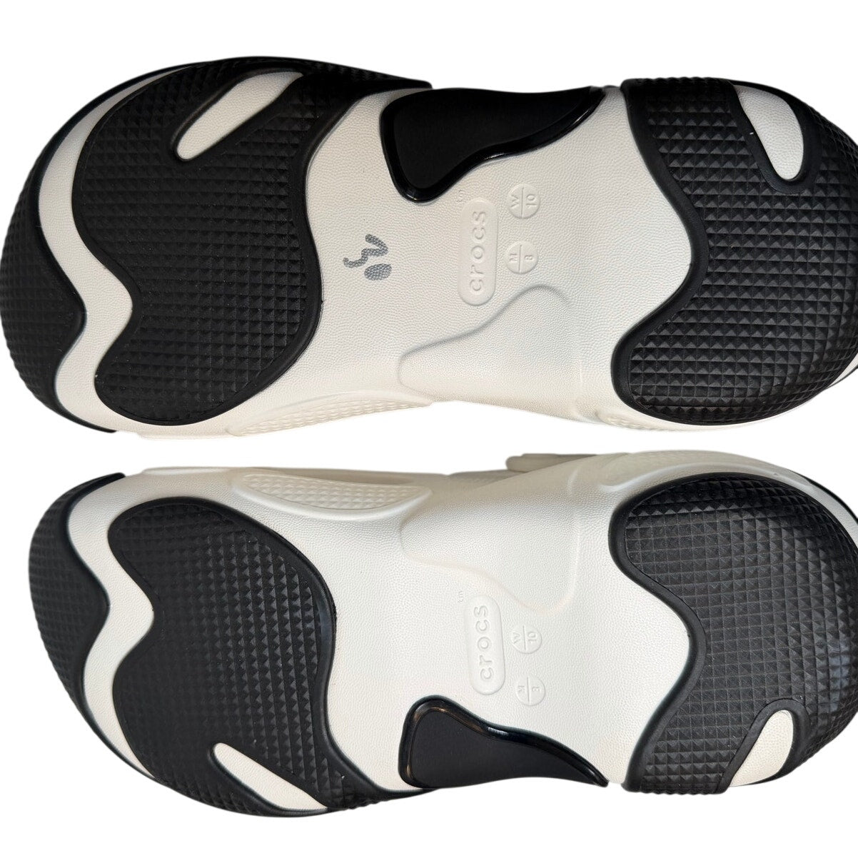 Crocs Bubble Crush white platform sandals for women’s size 10 and men’s size 8, featuring chunky design and adjustable straps.