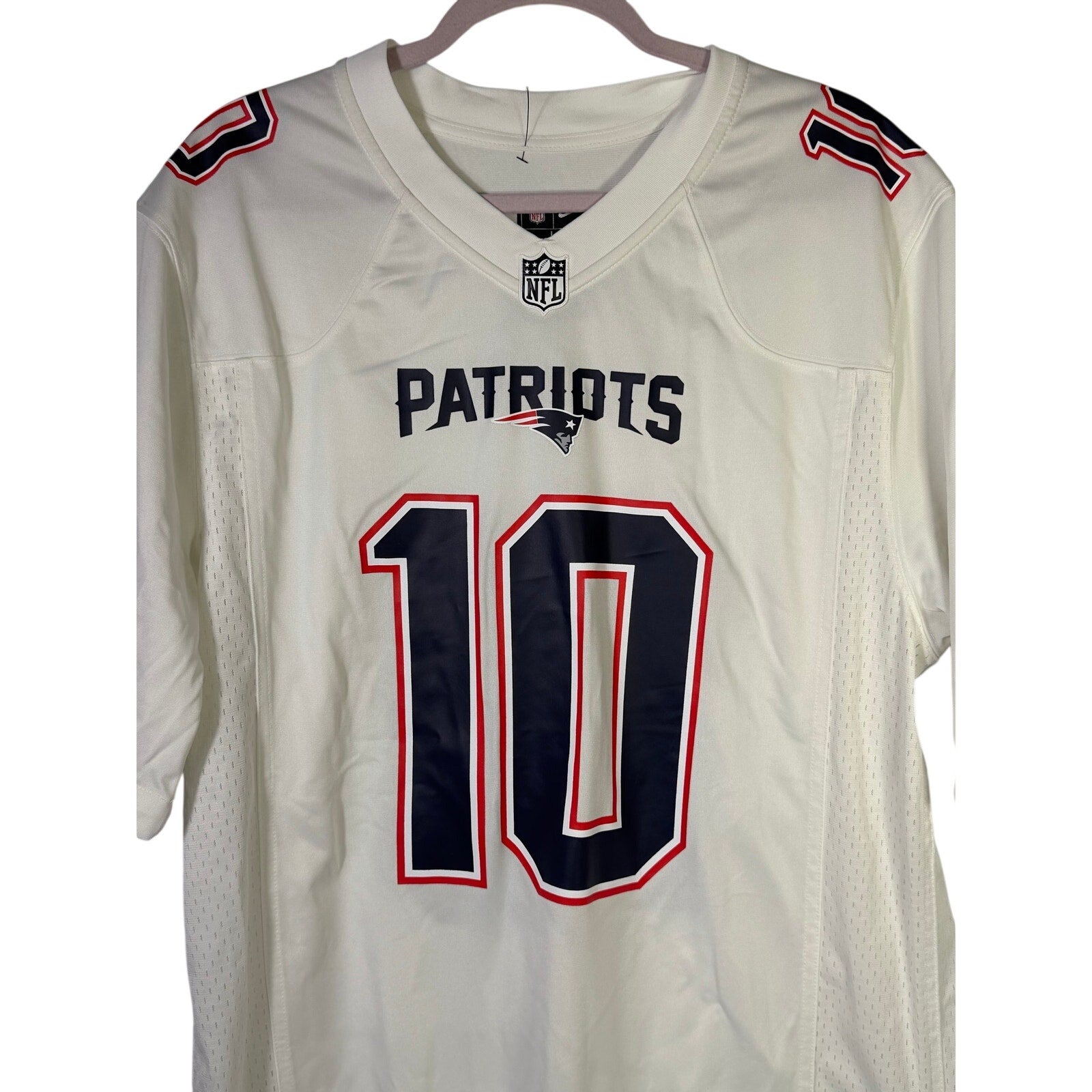 Nike NFL New England Patriots Drake Maye #10 white men's jersey, featuring team logo and player number on front.