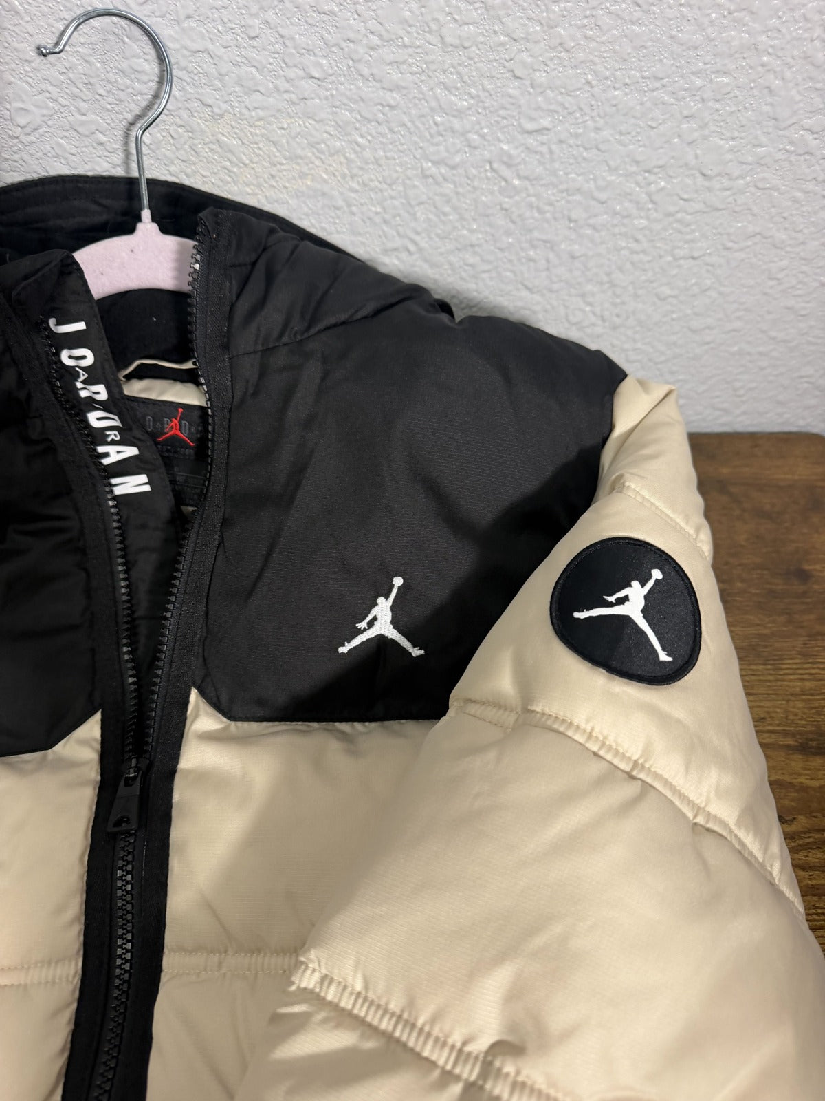 Jordan Jumpman hooded puffer jacket for boys in legend light brown and black, featuring a padded design and hood.