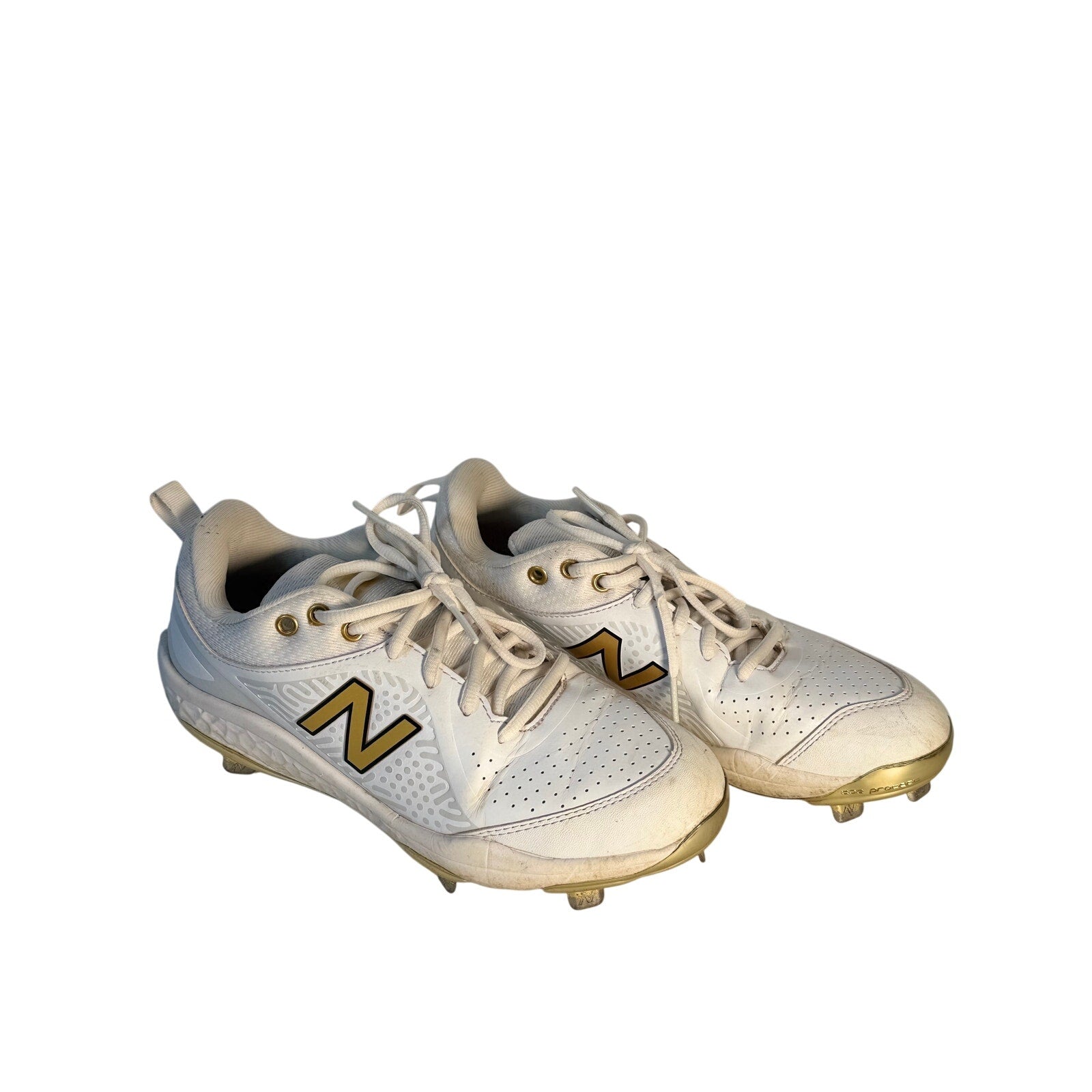 White and gold New Balance FuelCell COMPv2 baseball cleats for men, size 7.5 D, with metal cleats and athletic design.