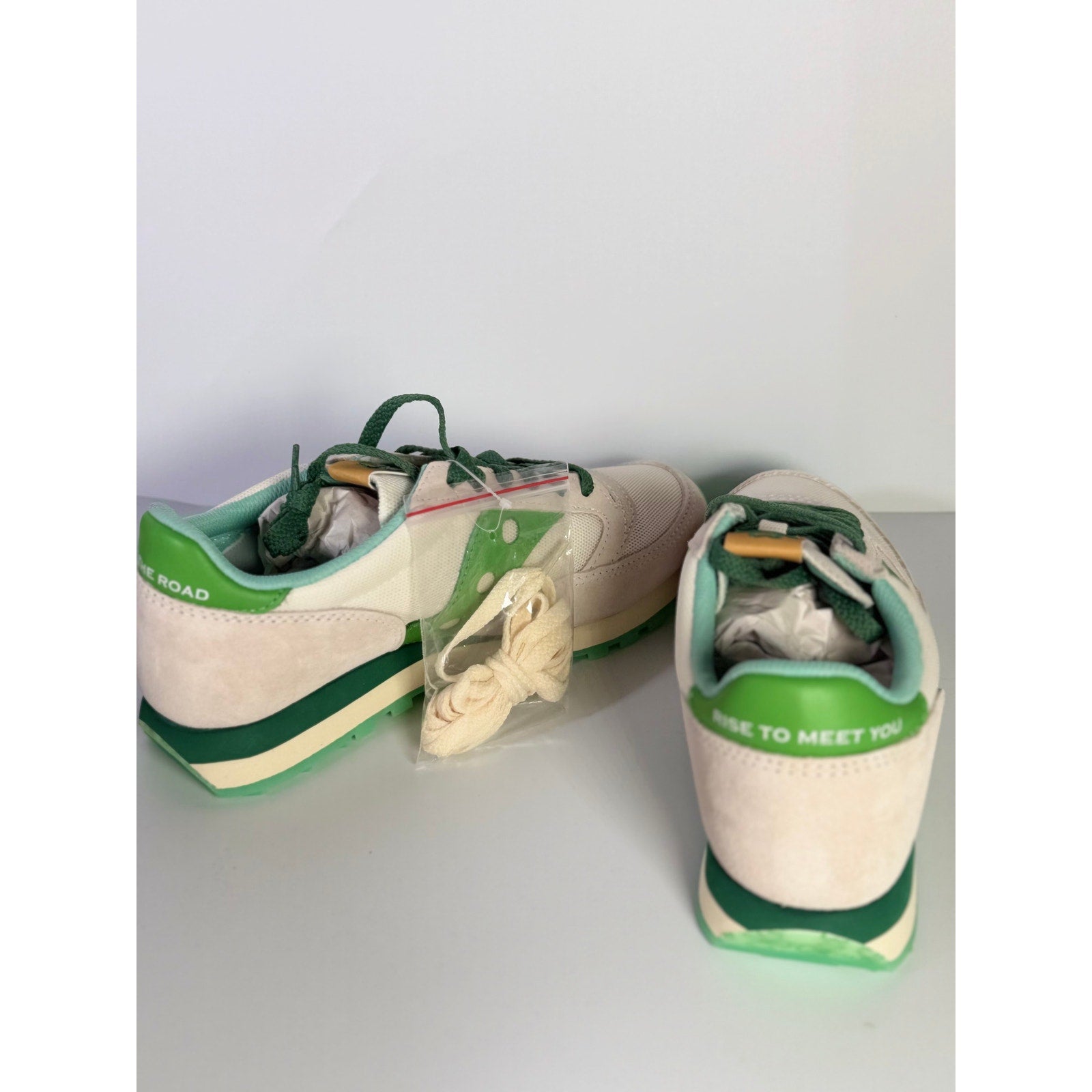 White and green Saucony Jazz Original sneakers for women, US size 8, with lace-up design and sporty running shoe style.