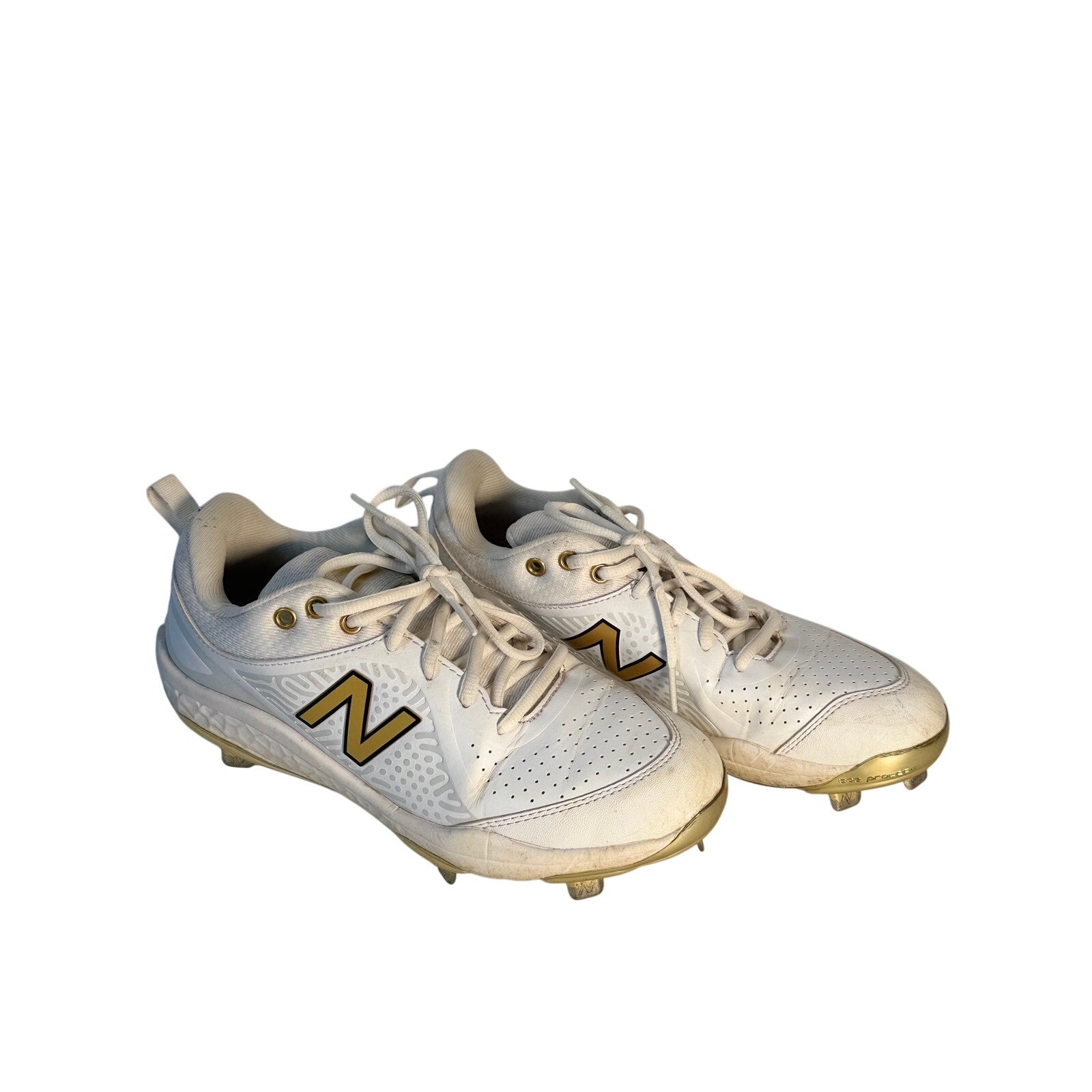 New Balance FuelCell COMPv2 baseball cleats in white and gold for men, size 7.5 D, with metal cleats on the outsole.