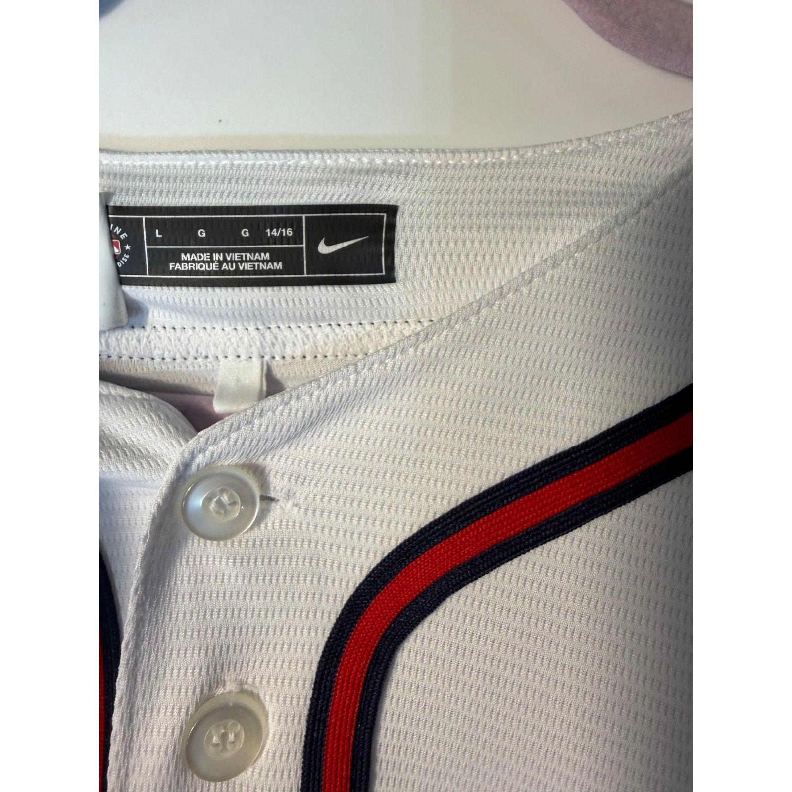 White Nike Atlanta Braves Matt Olson #28 MLB jersey T-shirt with team logo and player number on the front.