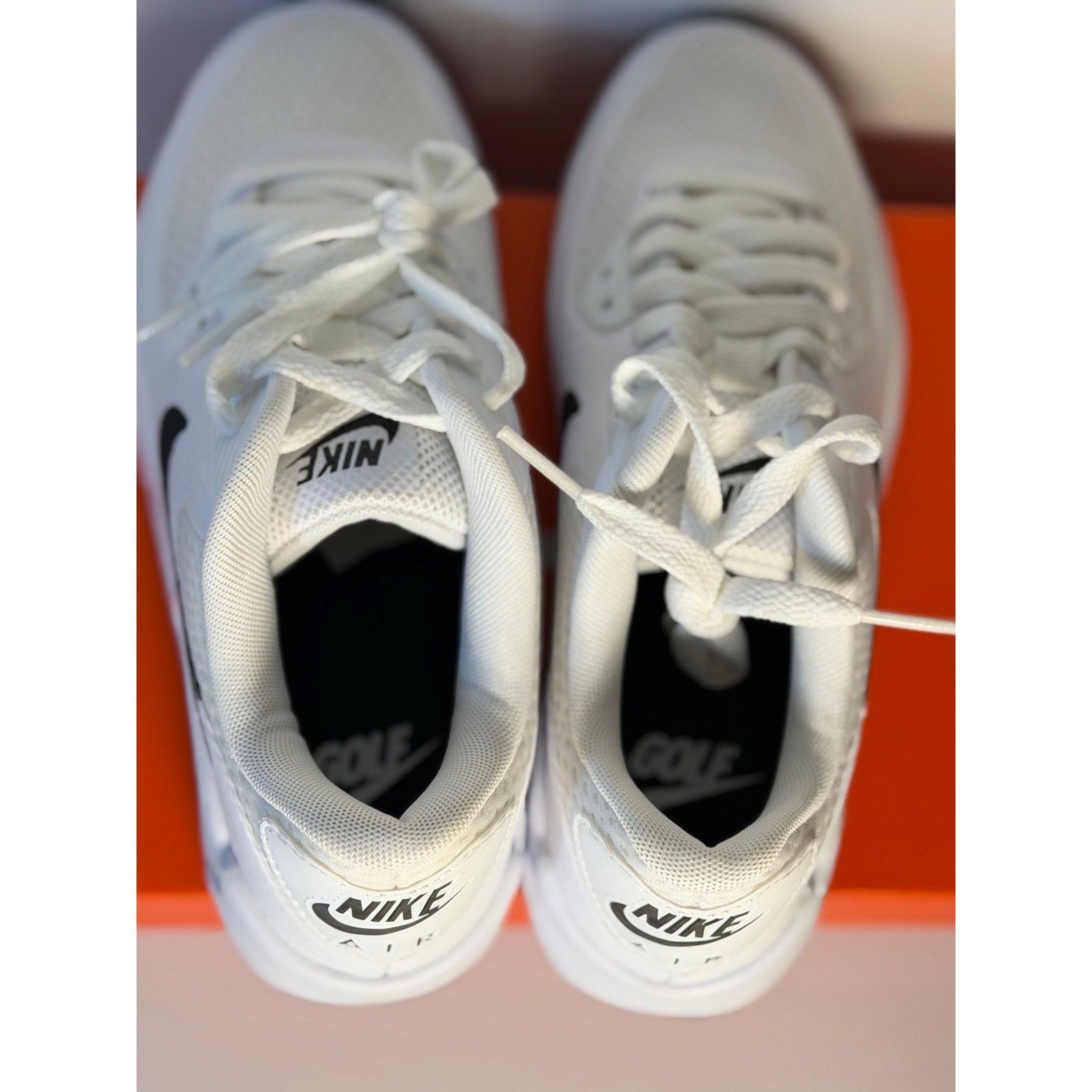 Nike Air Max 90 G golf shoes in white and black for men’s size 4 and women’s size 5.5, featuring sporty design and breathable material.